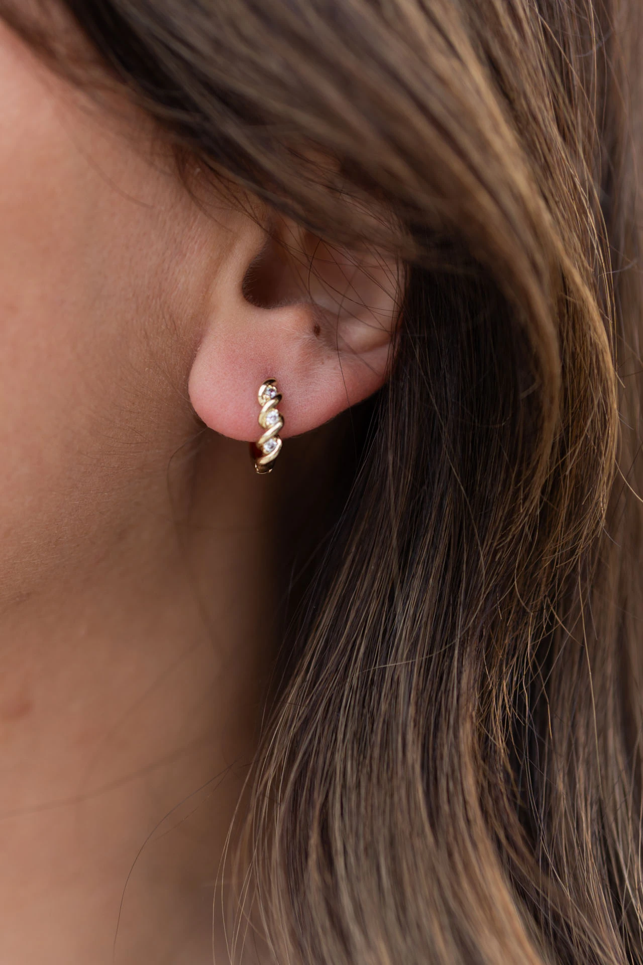 Altın Renkli Zirkon Taşlı Burgu Halka Küpe