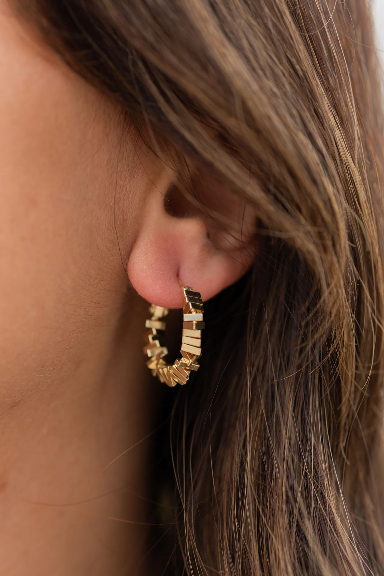 Altın Renkli Geometrik Parçalı Halka Küpe