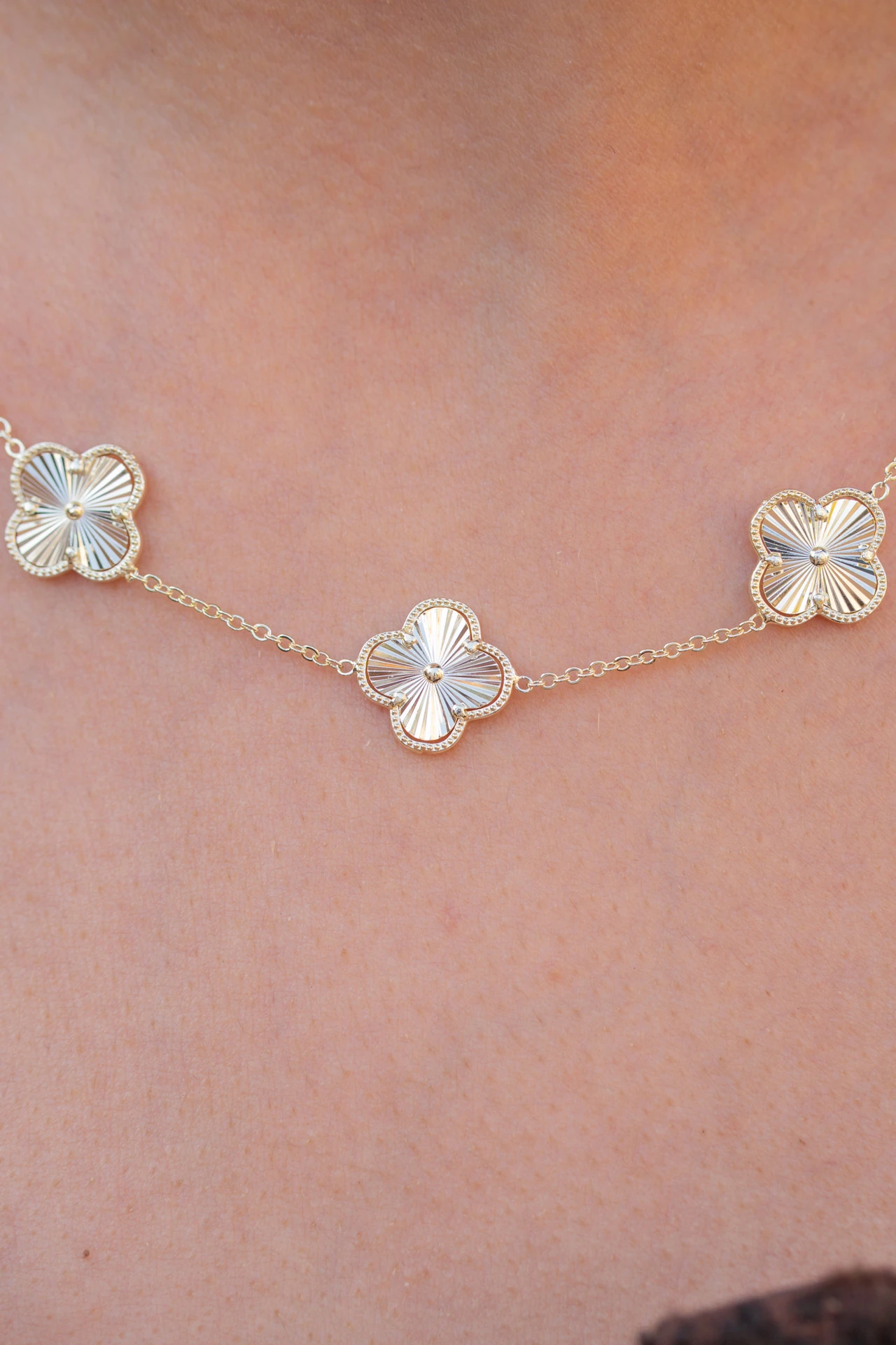 İşlemeli Yonca Motifli Altın Renk Kolye