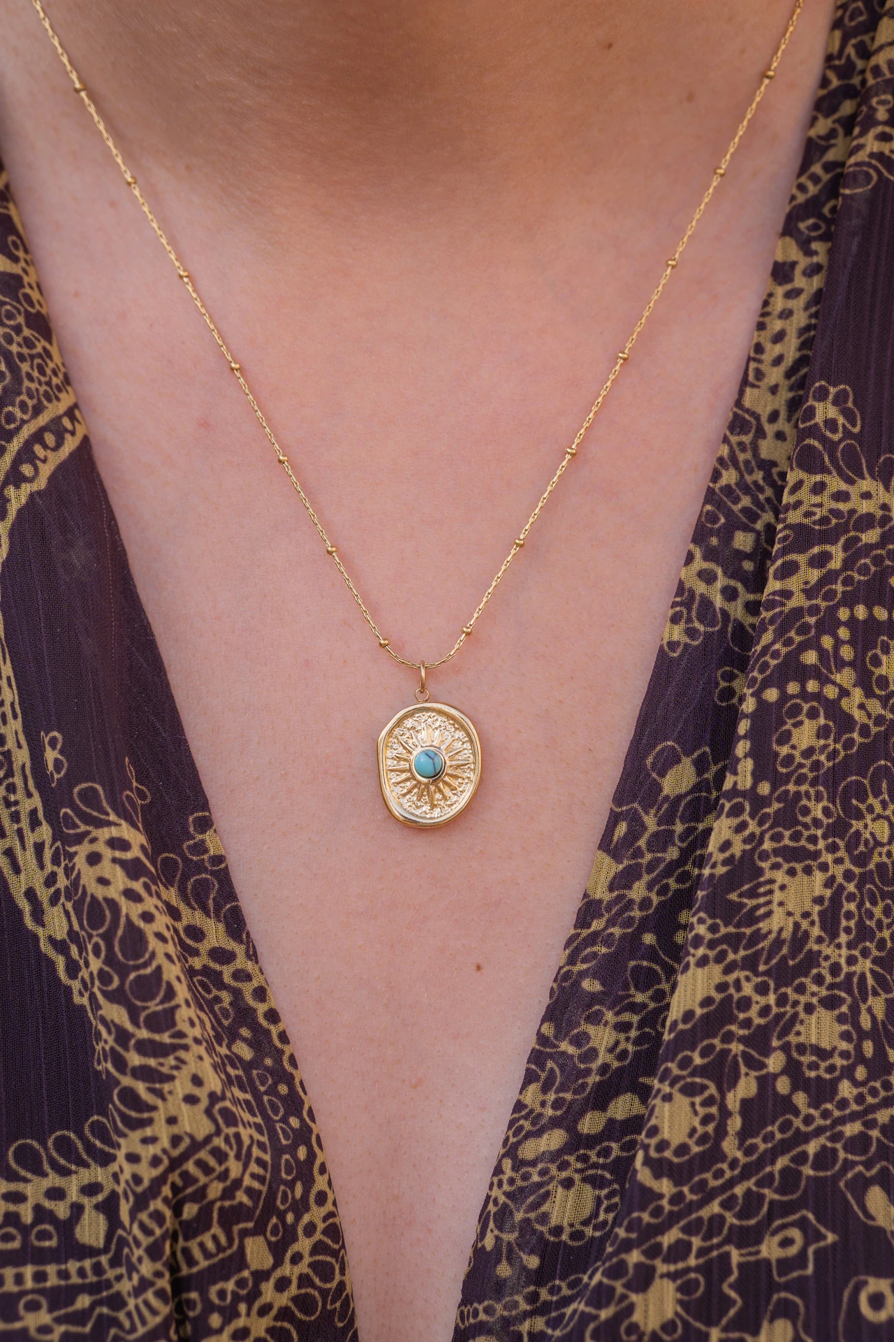 Altın Renkli Turkuaz Taşlı Güneş Madalyon Kolye