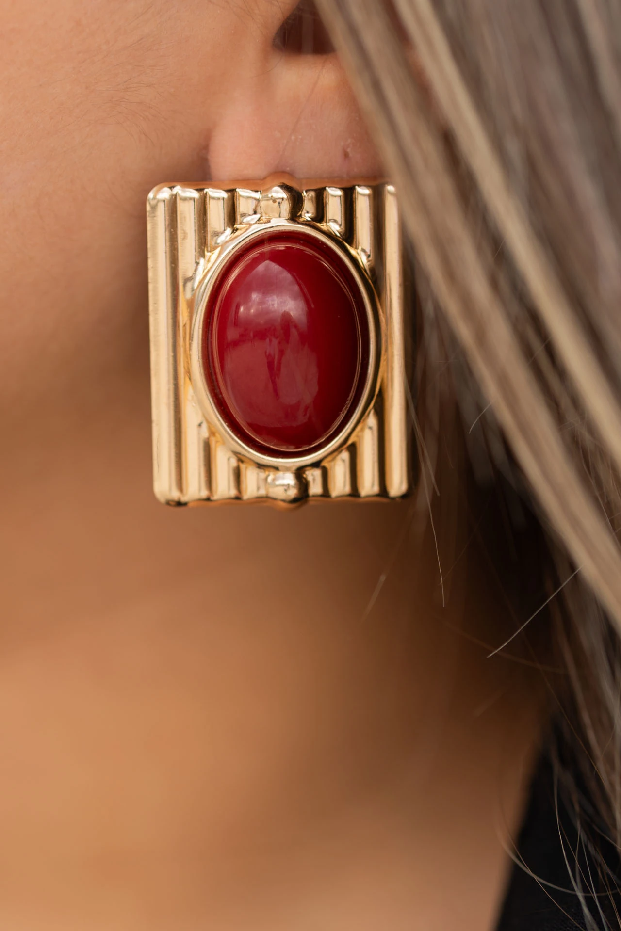 Altın Renkli Kırmızı Taşlı Dokulu Dikdörtgen Küpe