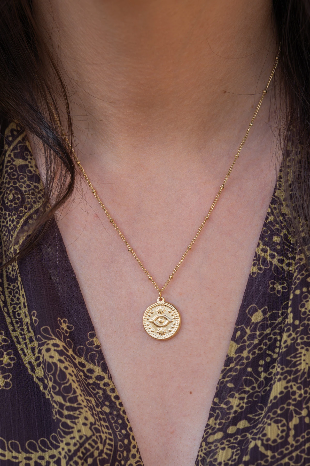 Altın Renkli Göz Figürlü Madalyon Kolye