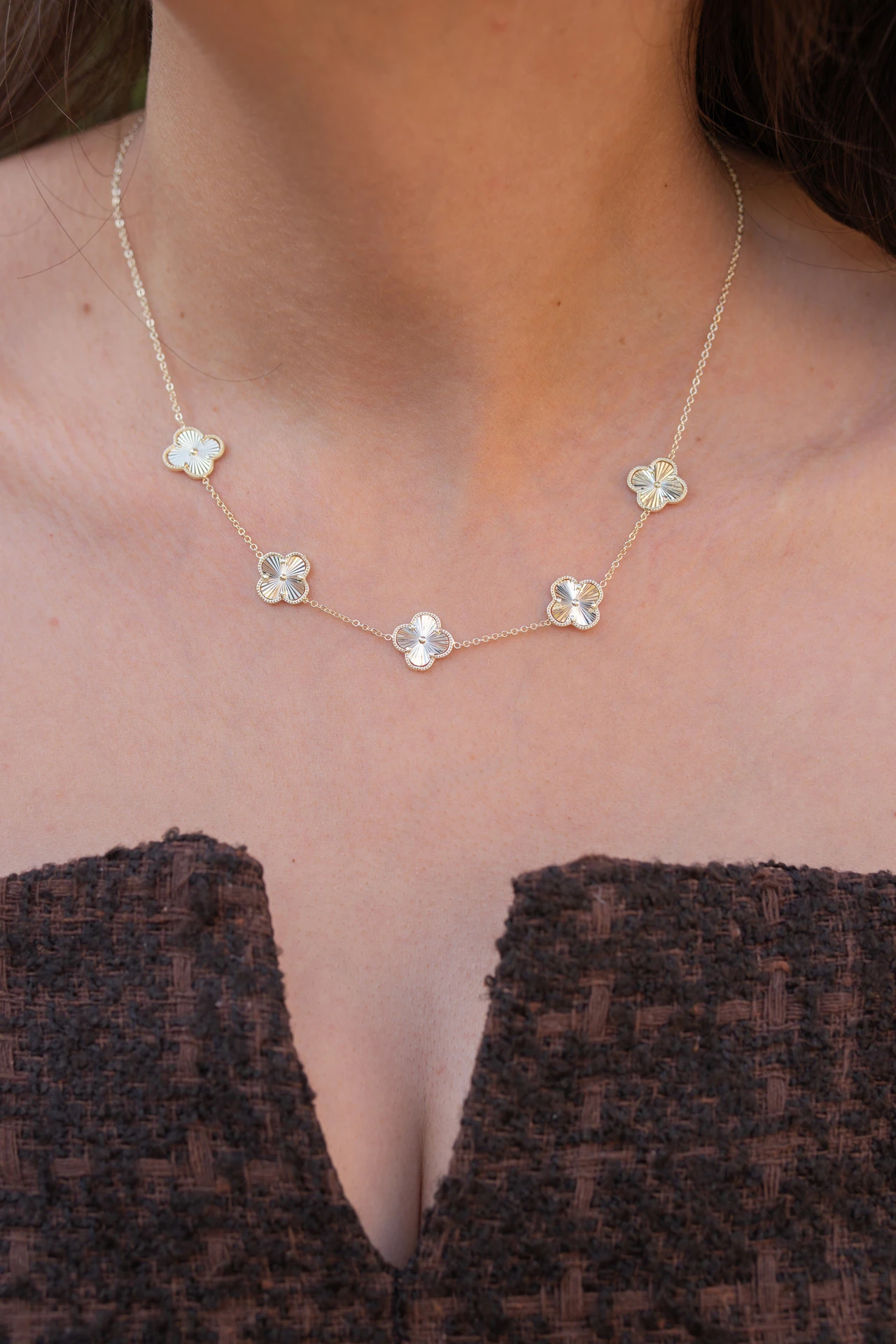 İşlemeli Yonca Motifli Altın Renk Kolye