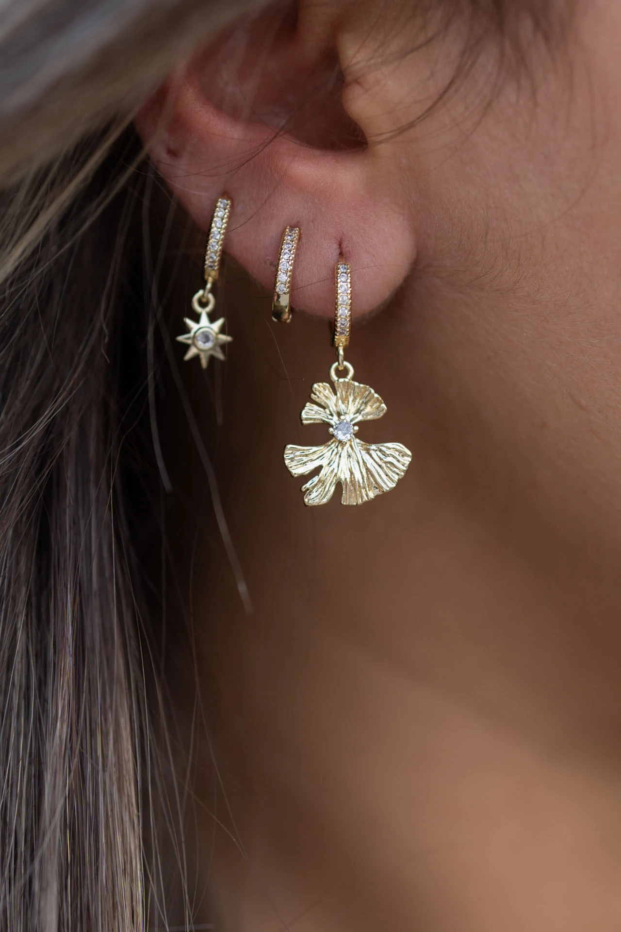 Altın Renkli Zirkon Taşlı Ginkgo Yaprağı Sallantılı Küpe