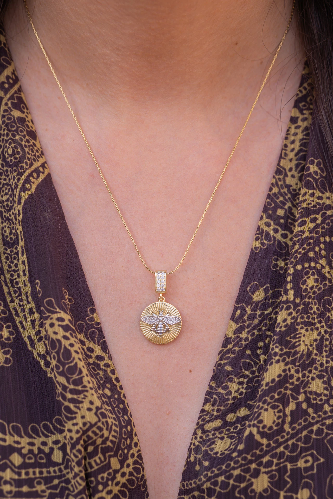 Altın Renkli Zirkon Taşlı Arı Madalyon Kolye