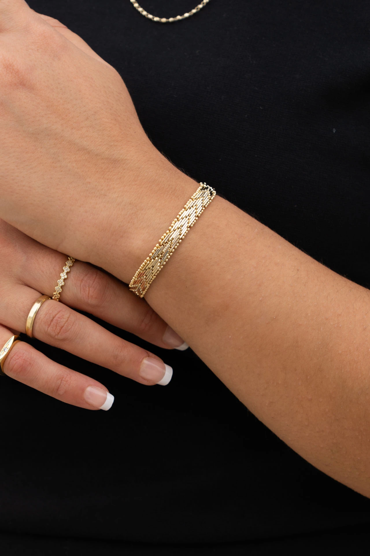 Altın Rengi Dokulu Örgü Model Bileklik