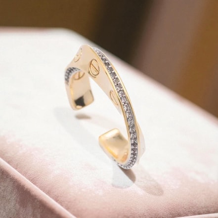 Altın Renkli Zirkon Taşlı Vida Detaylı Ayarlanabilir Yüzük