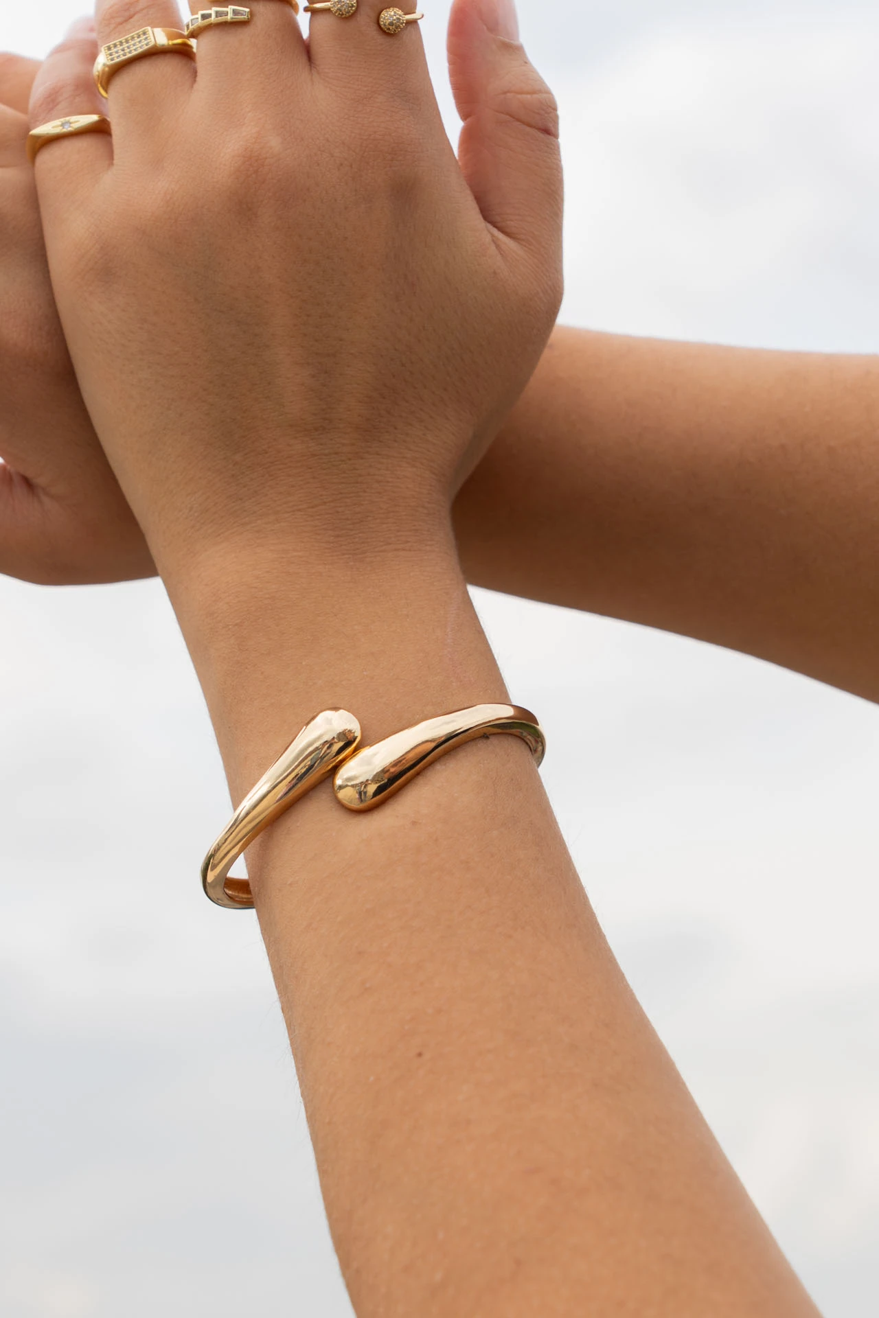 Altın Rengi Organik Formlu Kelepçe Bileklik