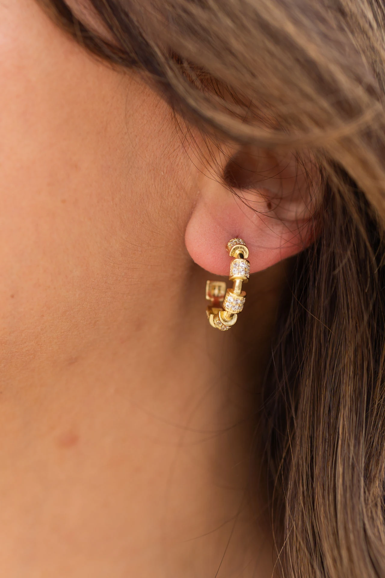 Altın Renkli Zirkon Taşlı Boğumlu Halka Küpe