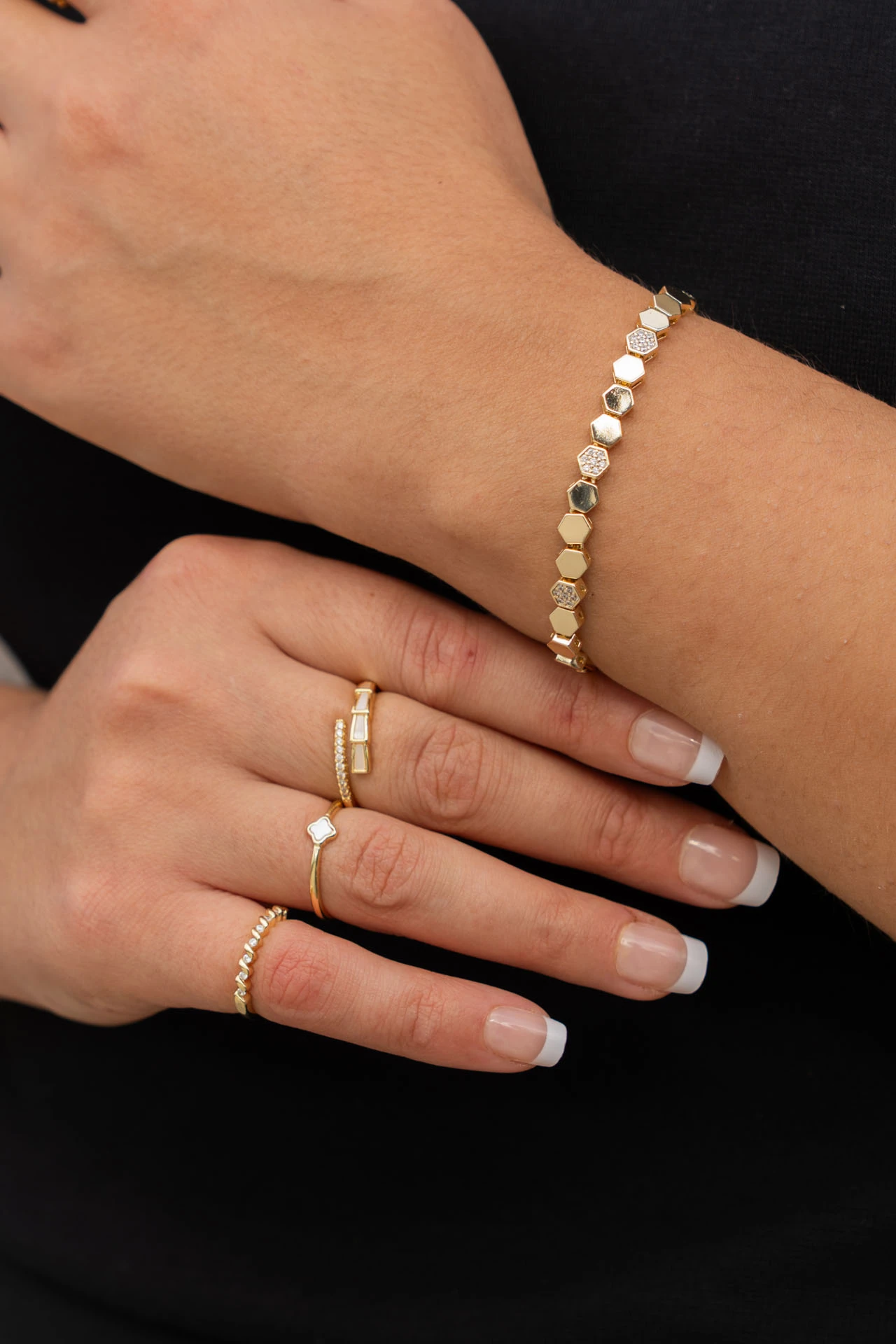 Altın Rengi Zirkon Taşlı Petek Model Bileklik