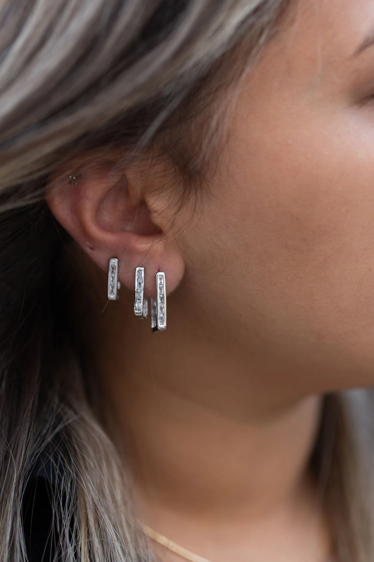 Gümüş Renkli Baget Taşlı Üçlü Dikdörtgen Halka Küpe Seti