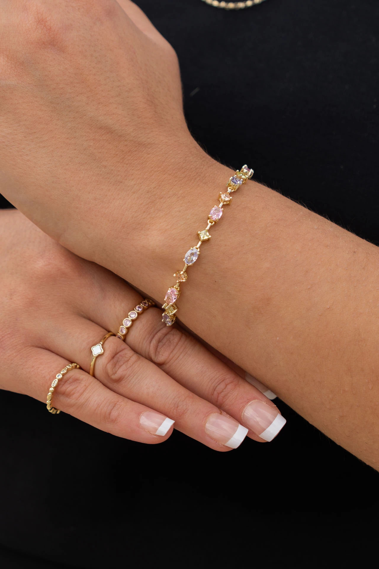 Altın Rengi Renkli Taşlı İnce Zincir Bileklik