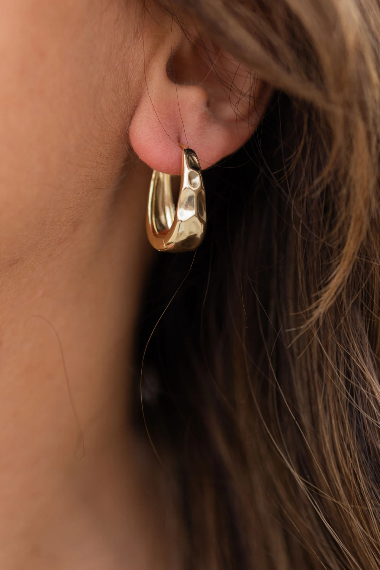 Altın Renkli Dövme Dokulu Modern Halka Küpe