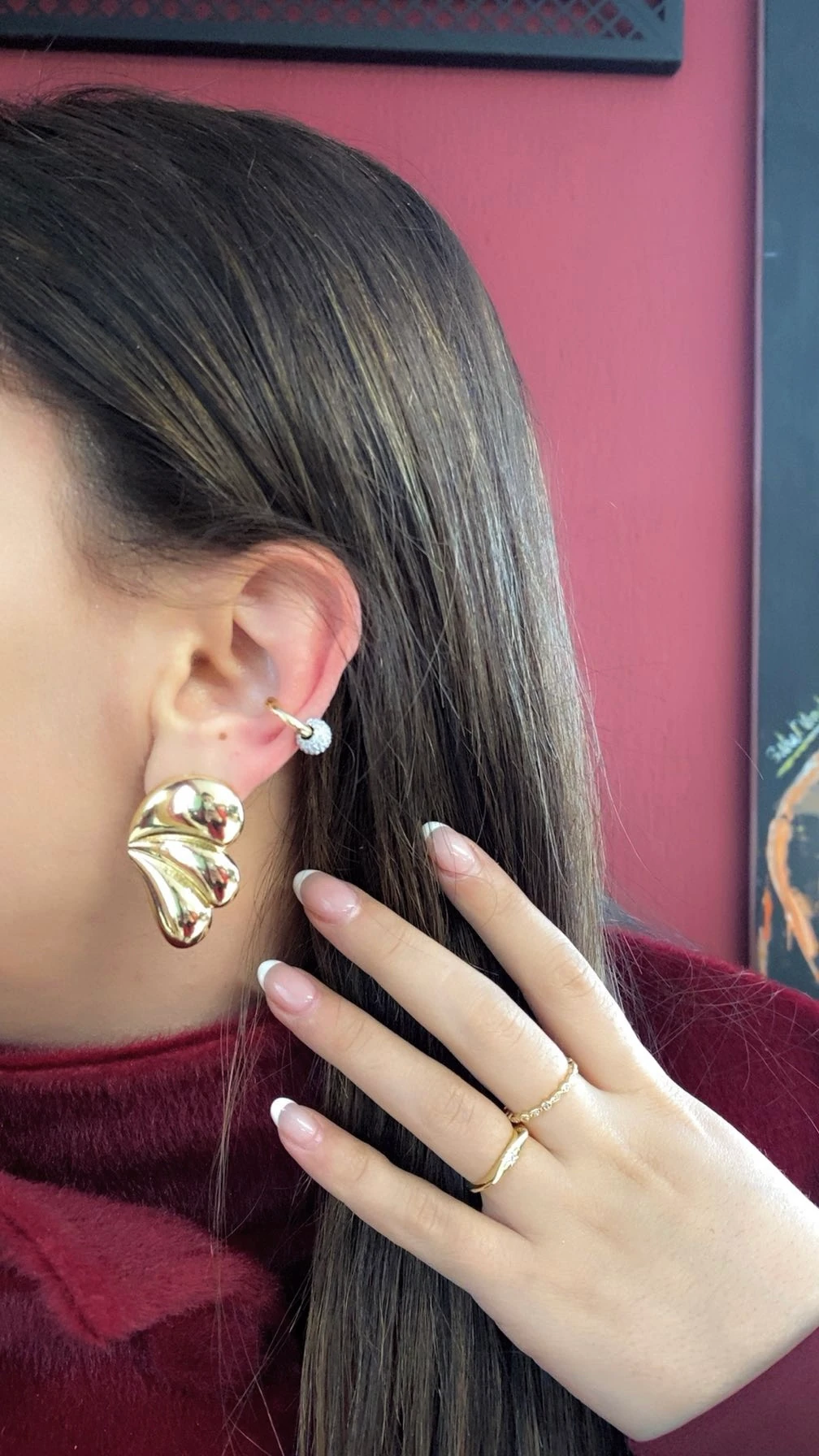 Altın Rengi Taşlı Top Detaylı Halka Kıkırdak Küpe