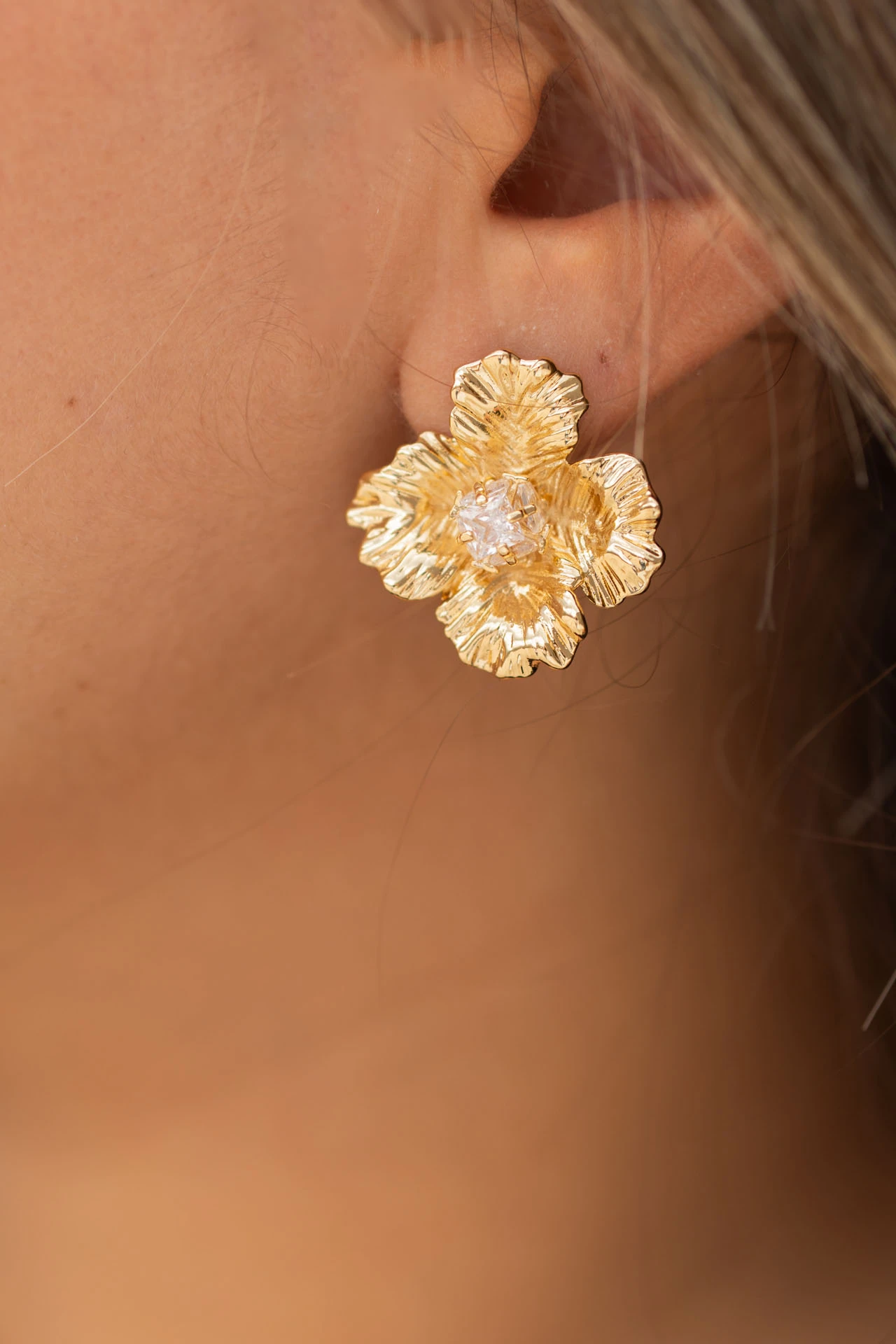 Altın Renkli Kristal Taşlı Dokulu Çiçek Küpe