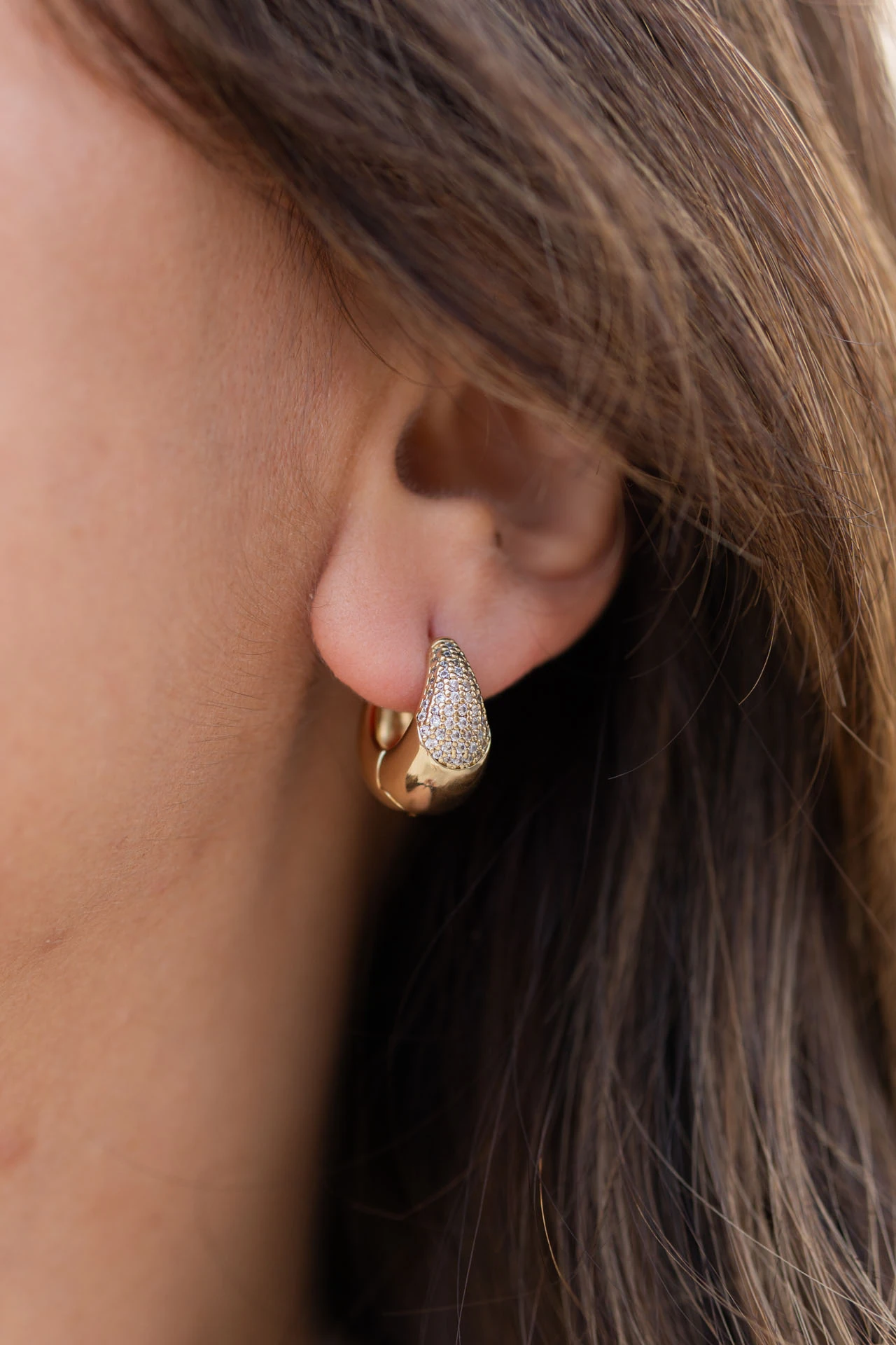 Altın Renkli Zirkon Taşlı Sivri Uçlu Halka Küpe