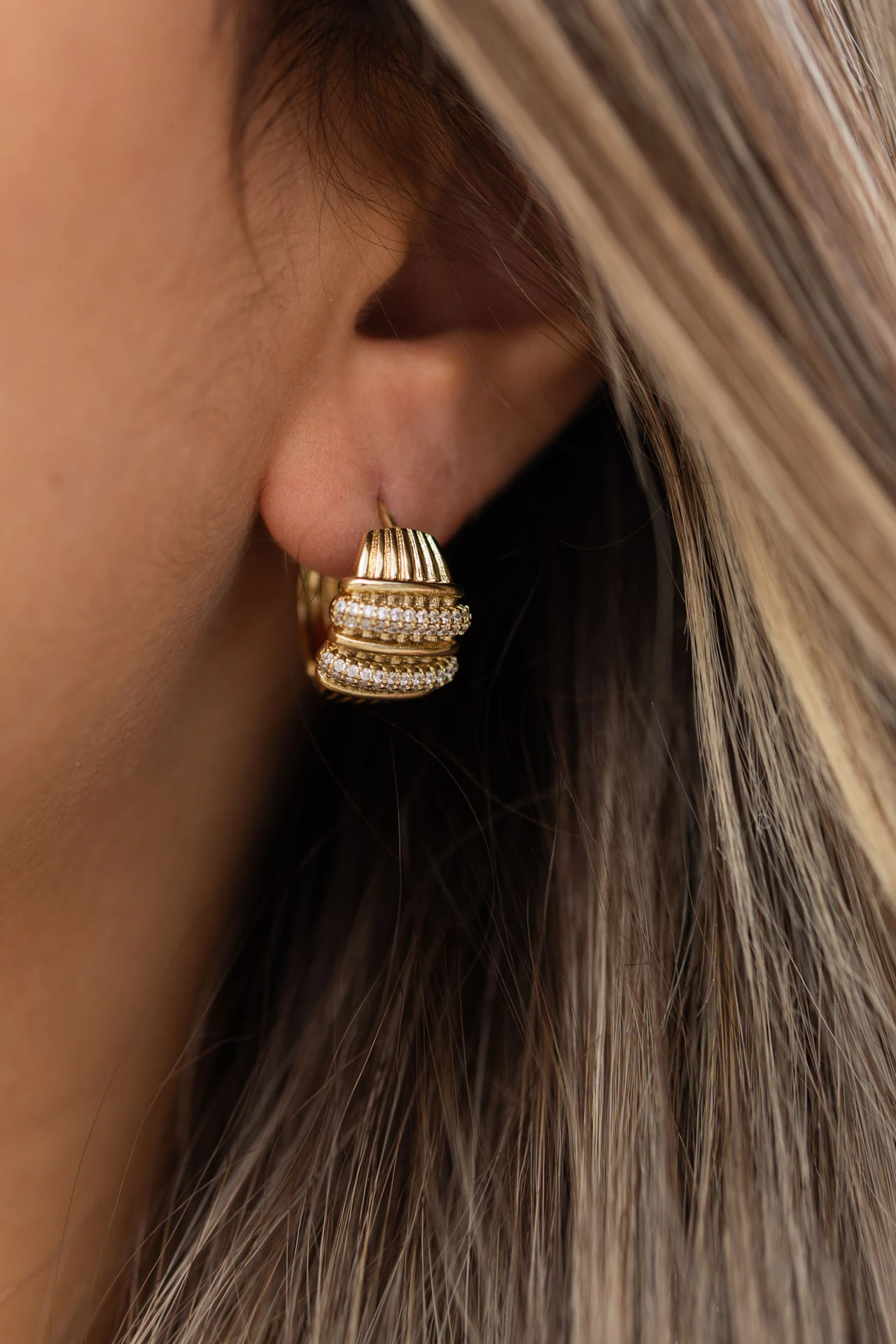 Altın Renkli İki Sıra Zirkon Taşlı Katmanlı Küpe