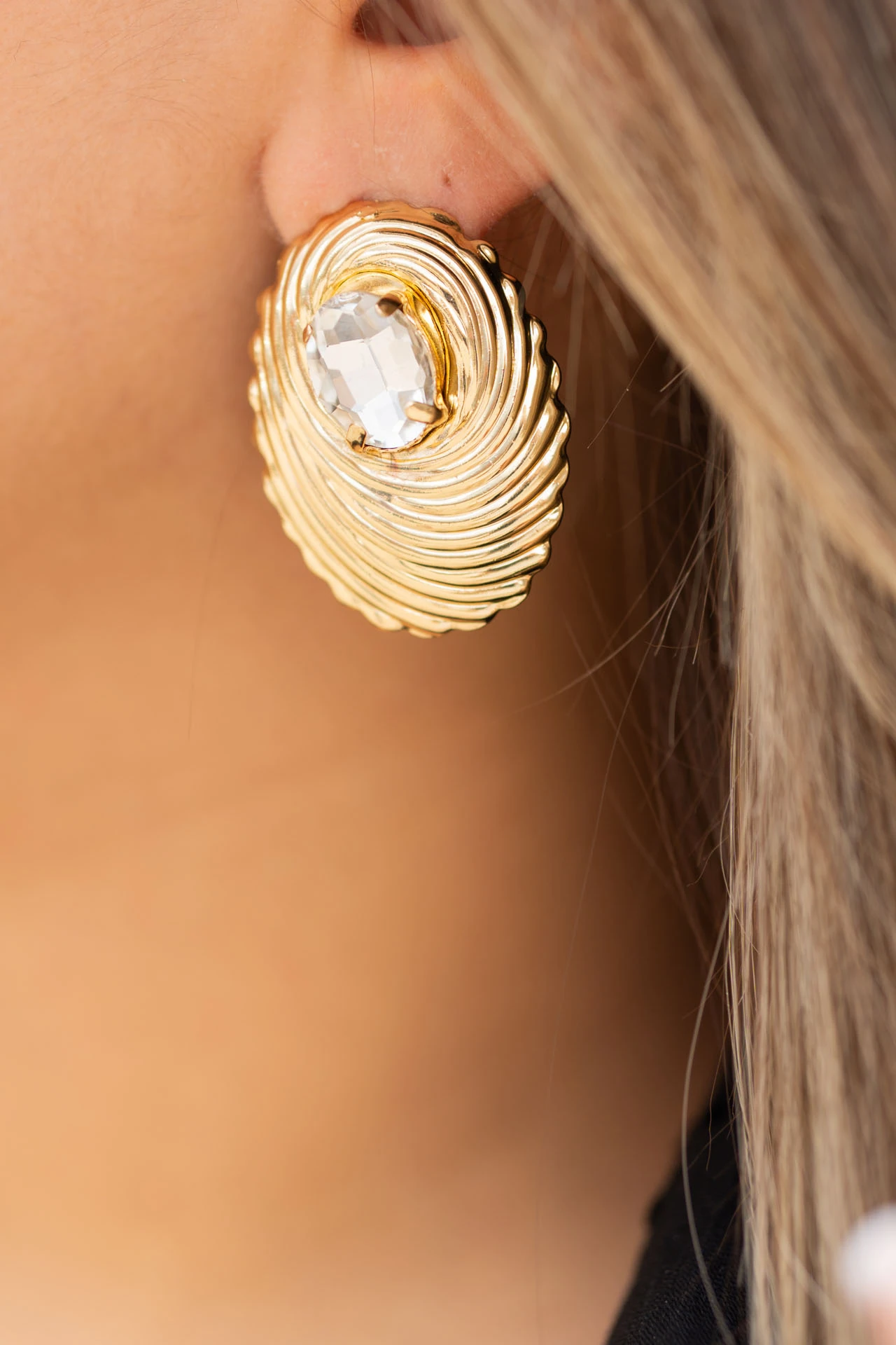 Altın Renkli Kristal Taşlı Oymalı Vintage Küpe