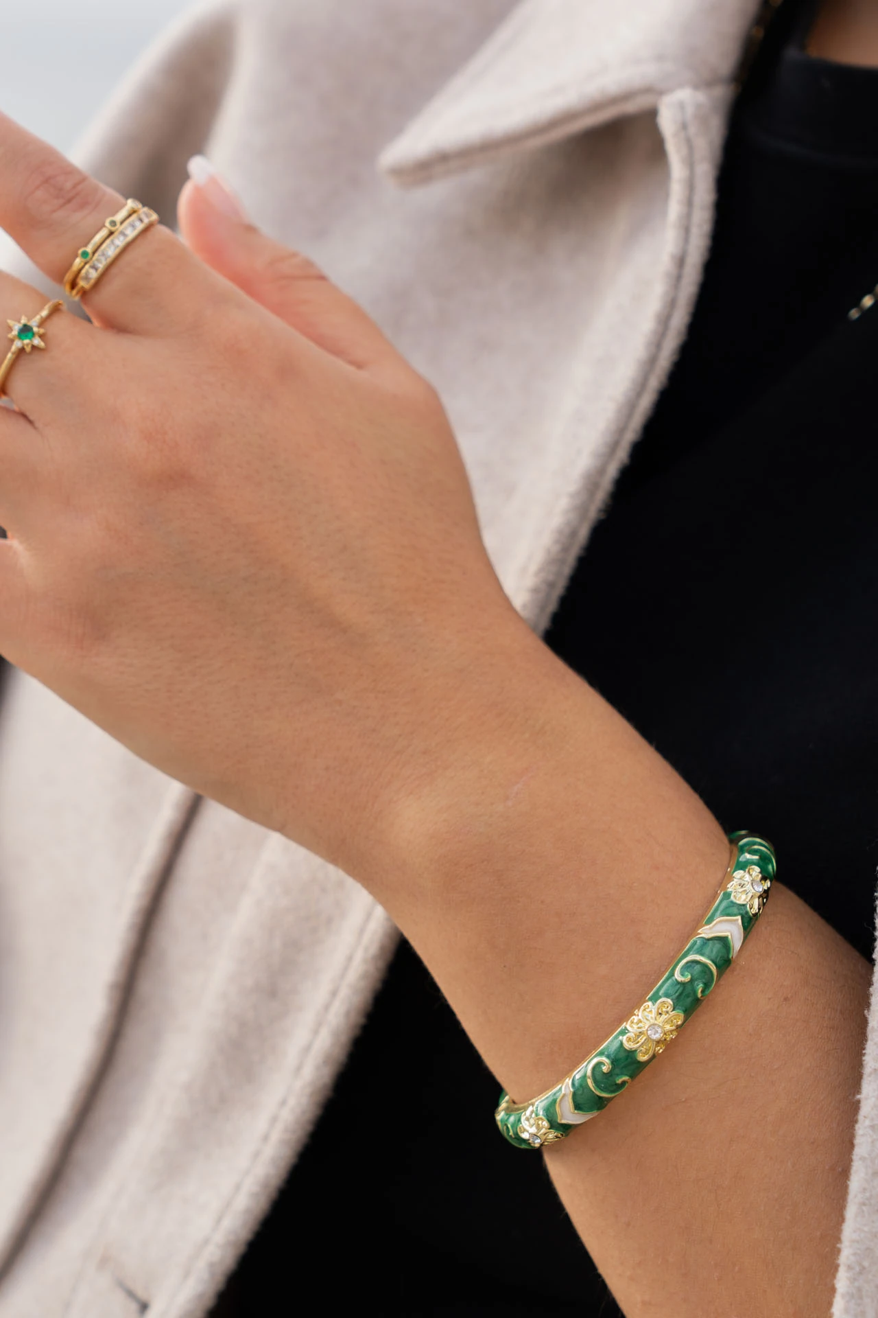 Altın Rengi Yeşil Mineli Çiçek Motifli Kelepçe Bileklik