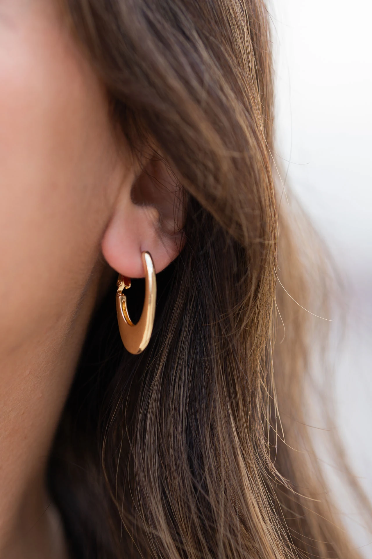 Altın Renkli Yassı Modern Halka Küpe