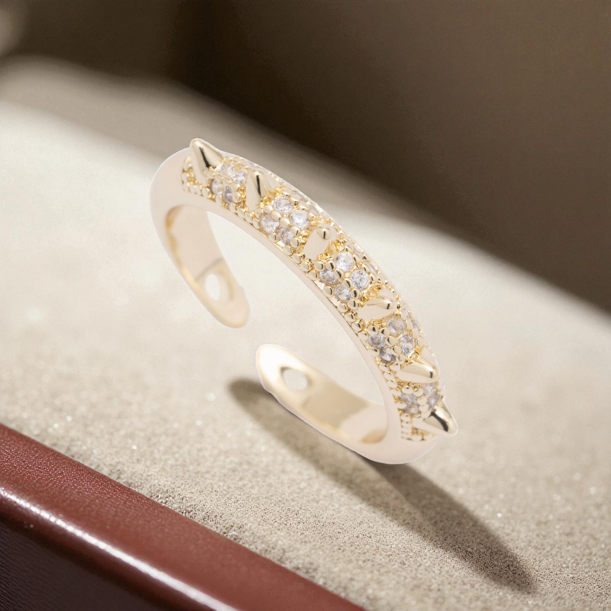 Altın Renkli Zirkon Taşlı Çivili Tasarım Ayarlanabilir Yüzük