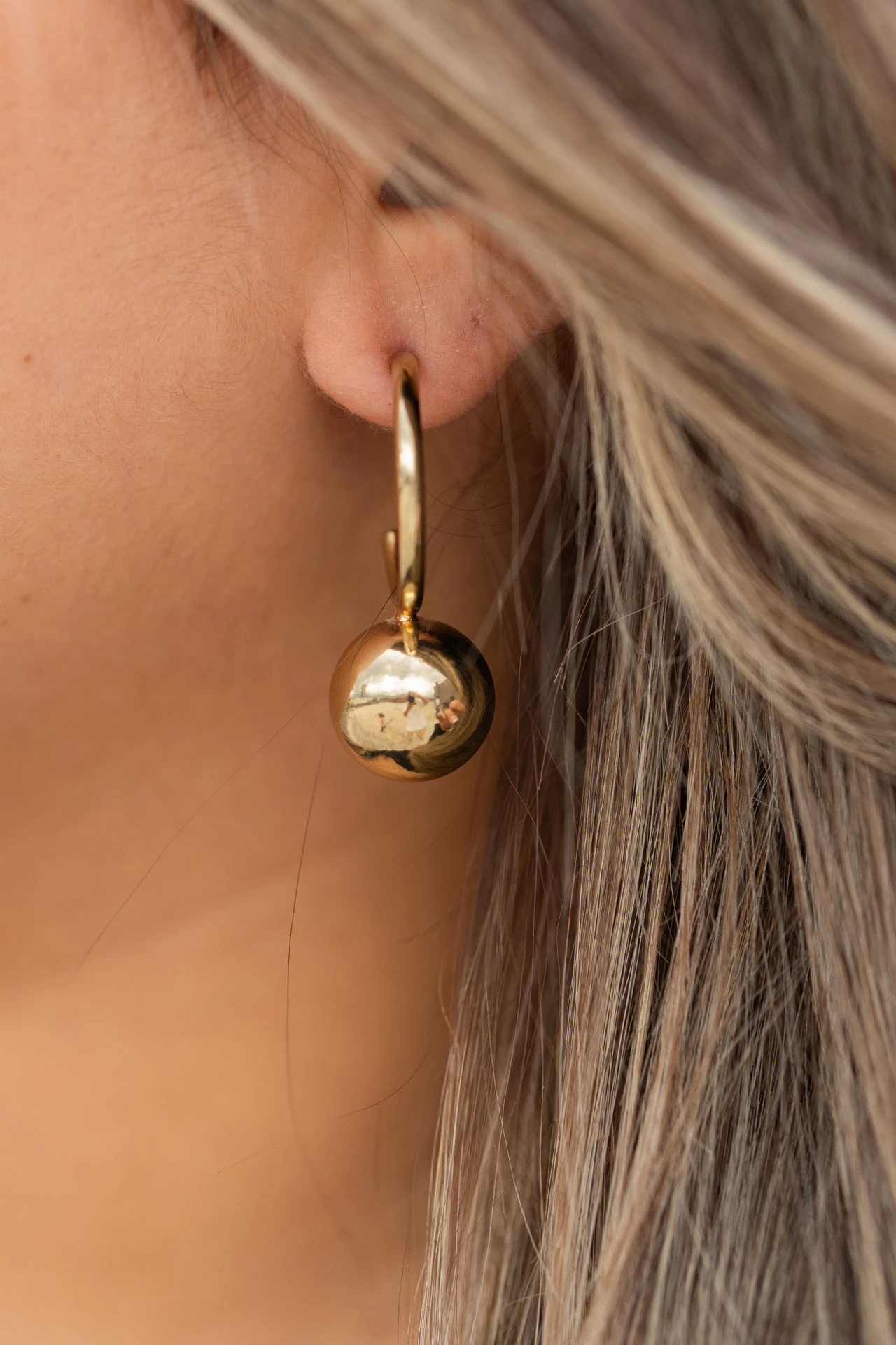 Altın Renkli Top Detaylı Halka Küpe