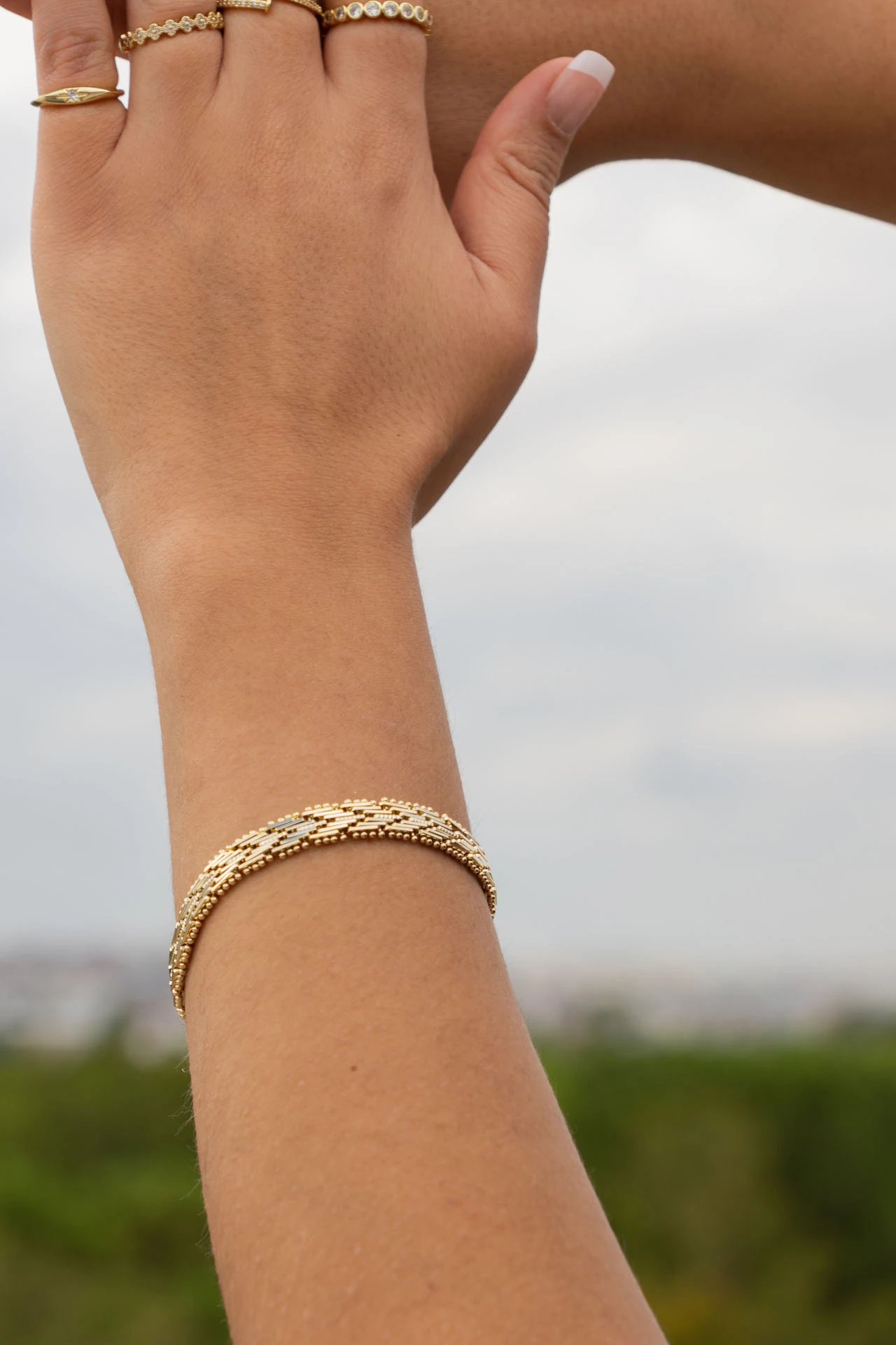 Altın Rengi Dokulu Örgü Model Bileklik