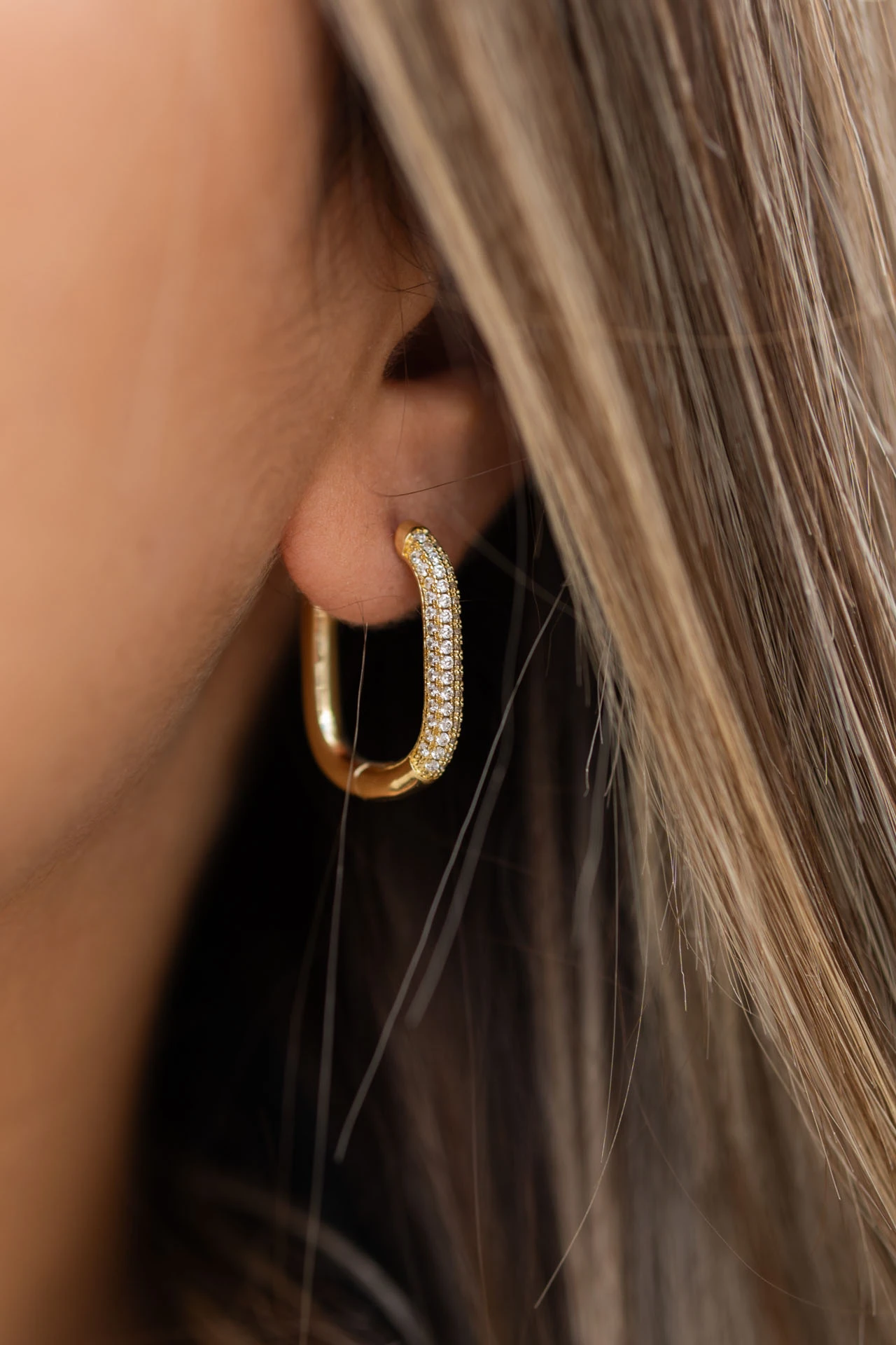 Altın Renkli Zirkon Taşlı Dikdörtgen Halka Küpe