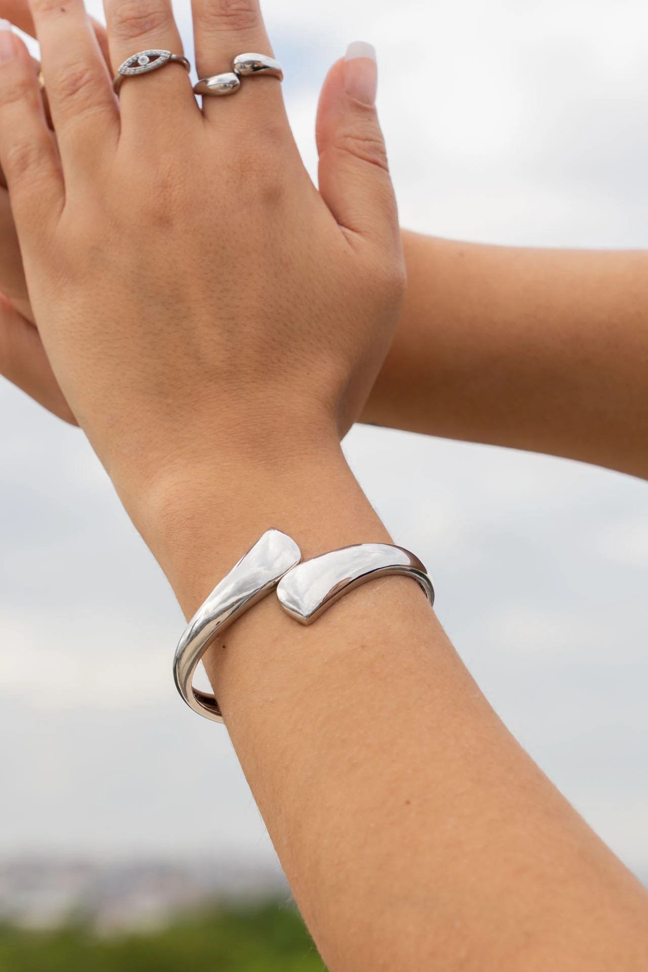 Gümüş Rengi Organik Formlu Kelepçe Bileklik