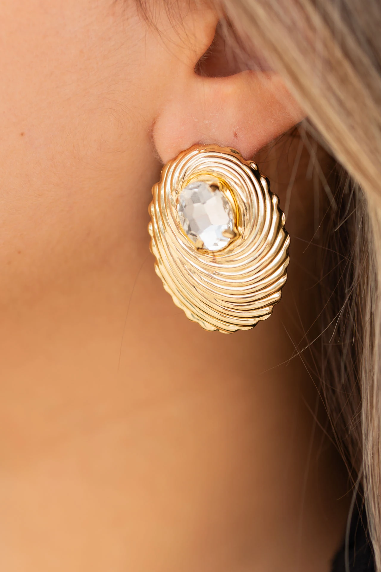 Altın Renkli Kristal Taşlı Oymalı Vintage Küpe