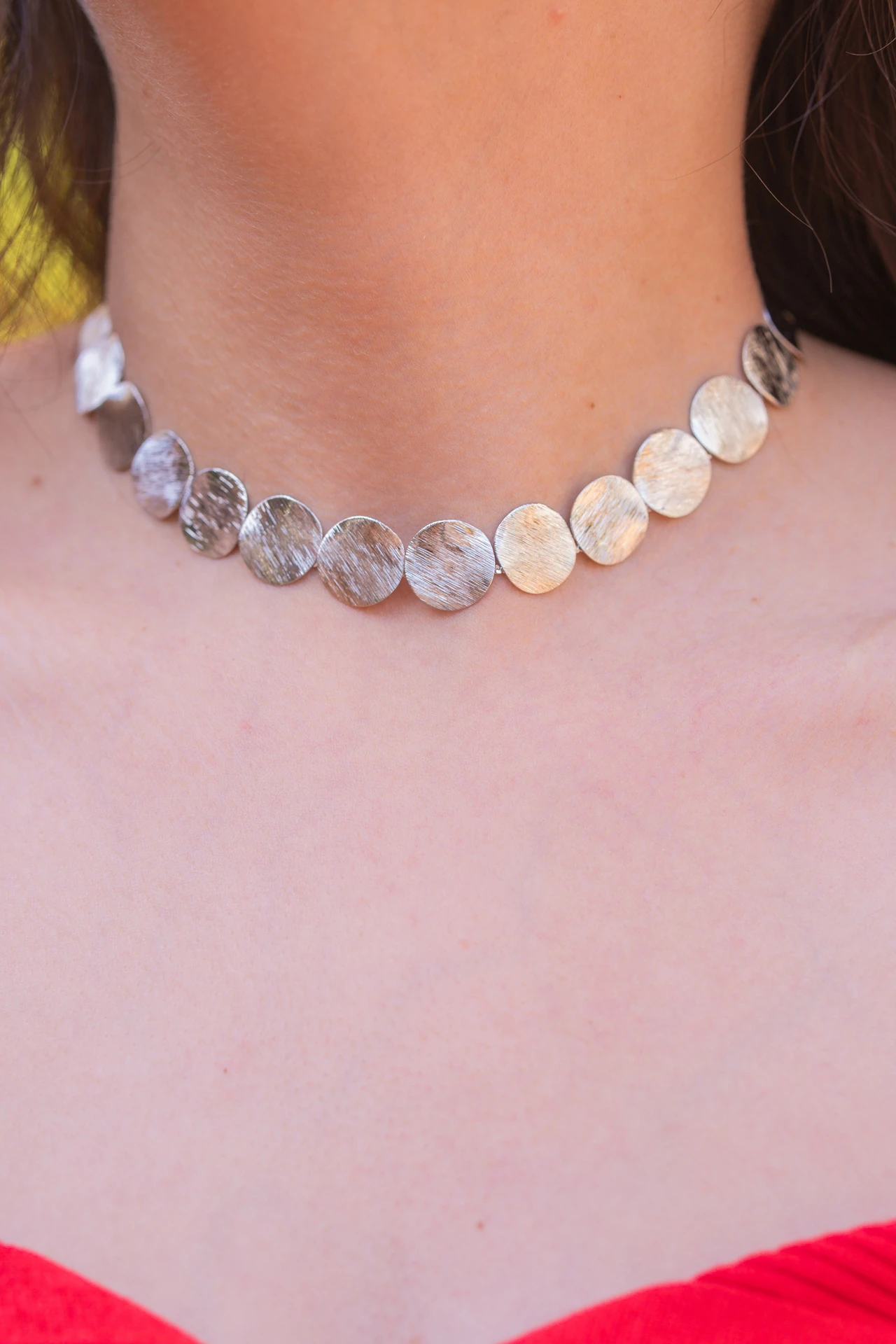 Gümüş Renkli Dövme Disk Detaylı Choker Kolye