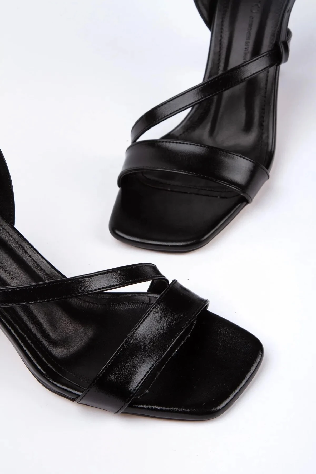 Vega Siyah İnce Topuklu Sandalet