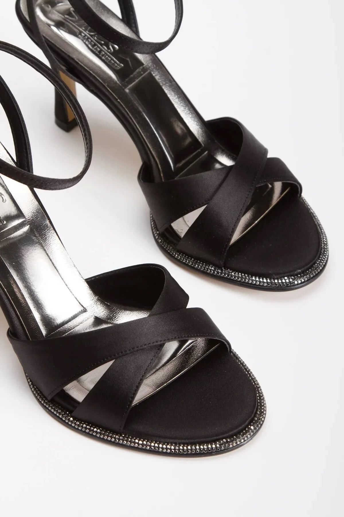 Vespera Gümüş Saten İnce Topuklu Sandalet - siyah