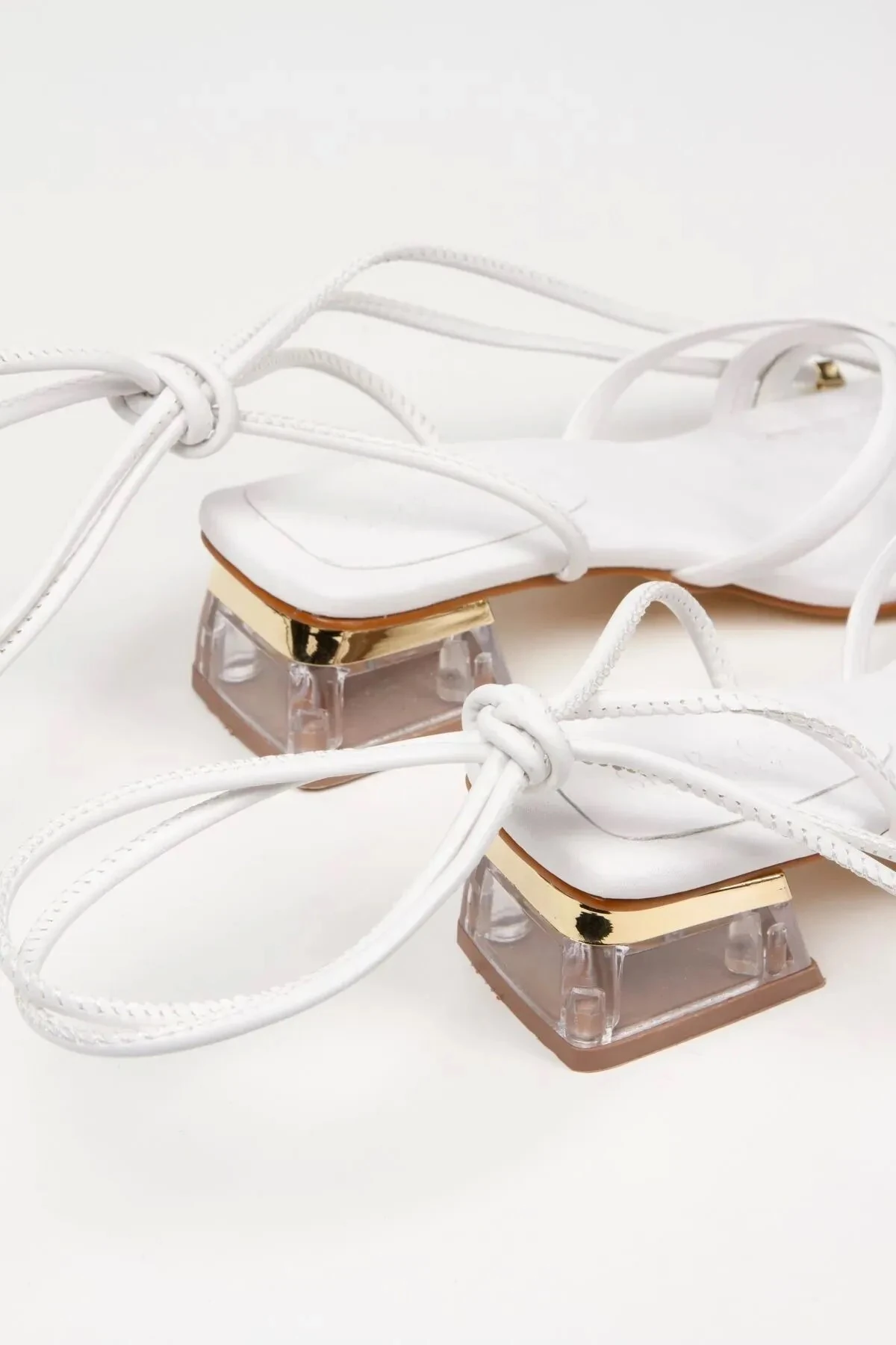 Giselle Bilekten Bağlamalı Kısa Kalın Topuklu Sandalet - beyaz