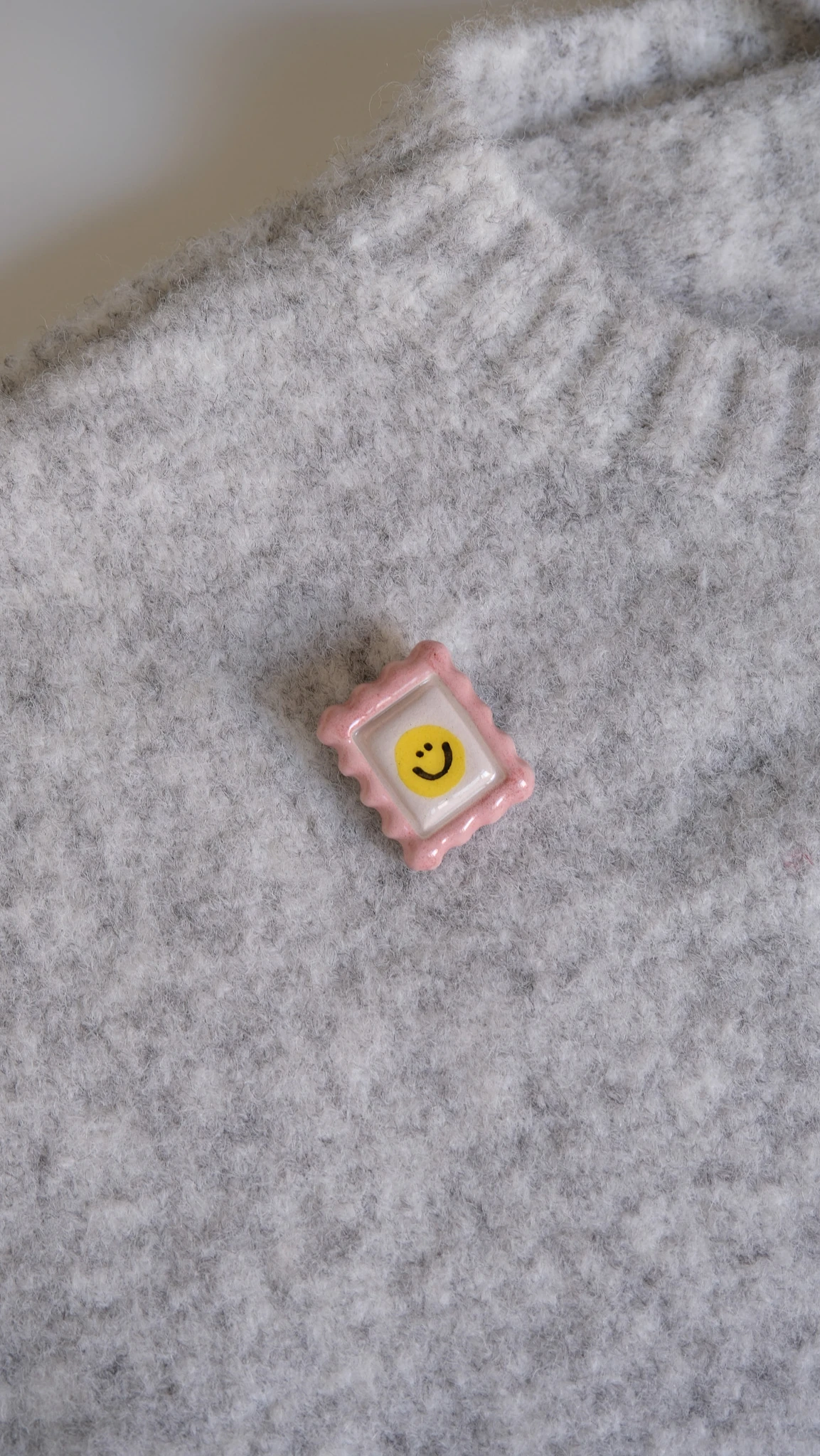 Çerçeveli Gülen Yüz Broş