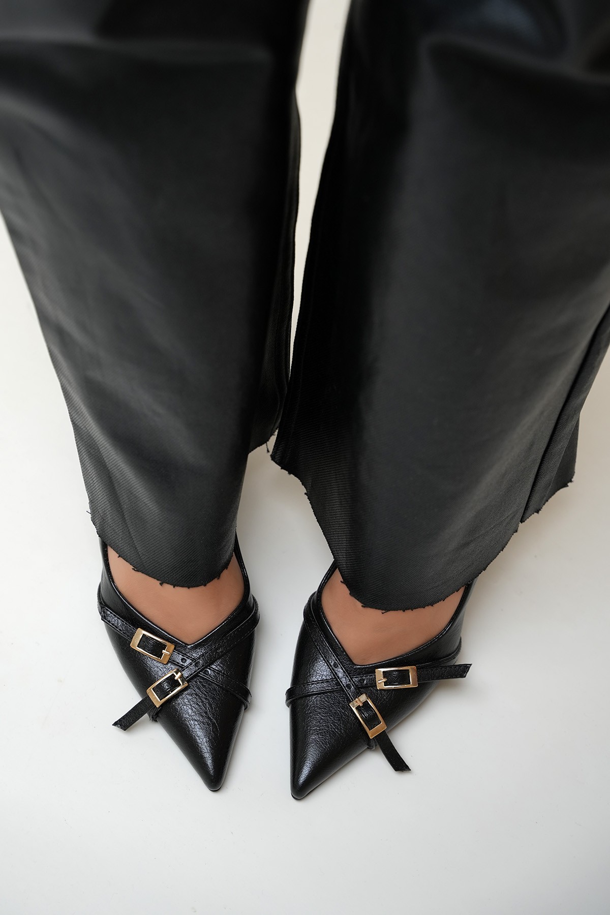 Nina Çapraz Şerit Detaylı Topuklu Ayakkabı - Siyah