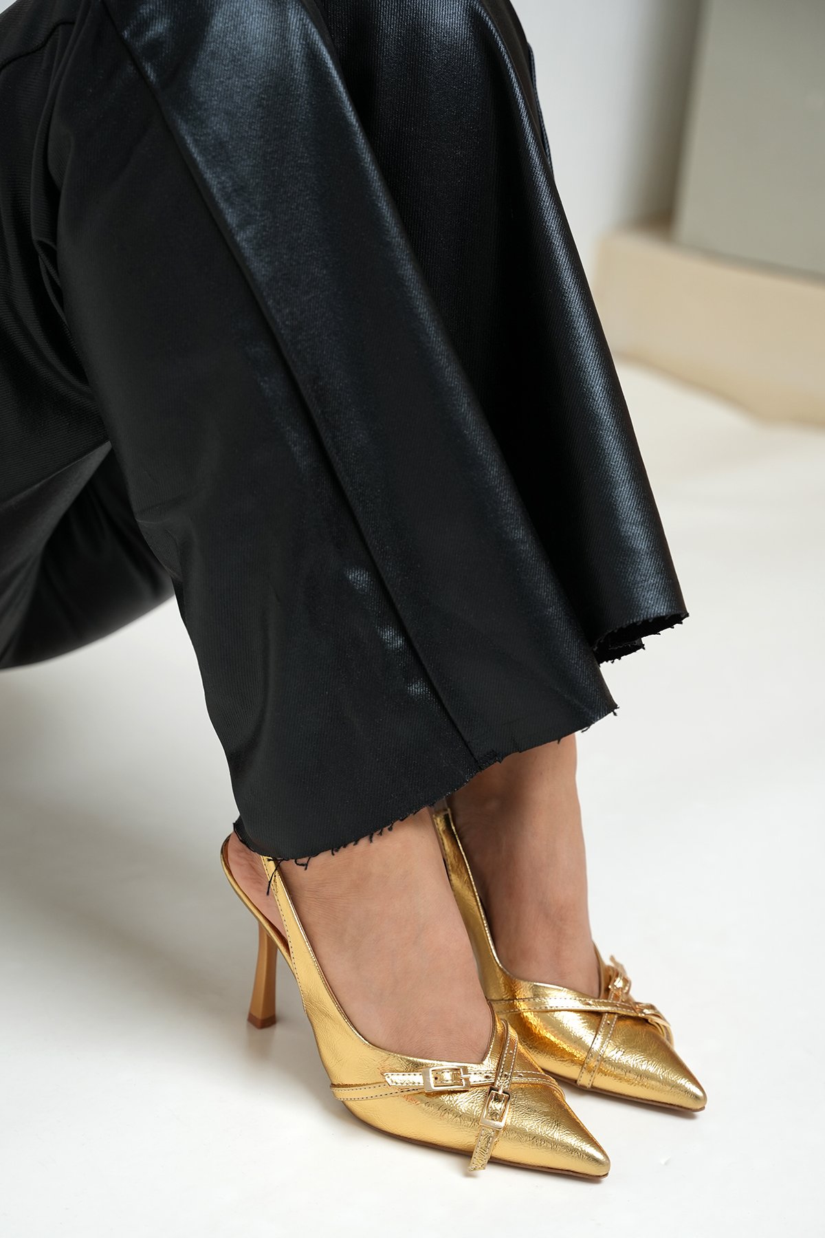 Nina Çapraz Şerit Detaylı Topuklu Ayakkabı - Gold