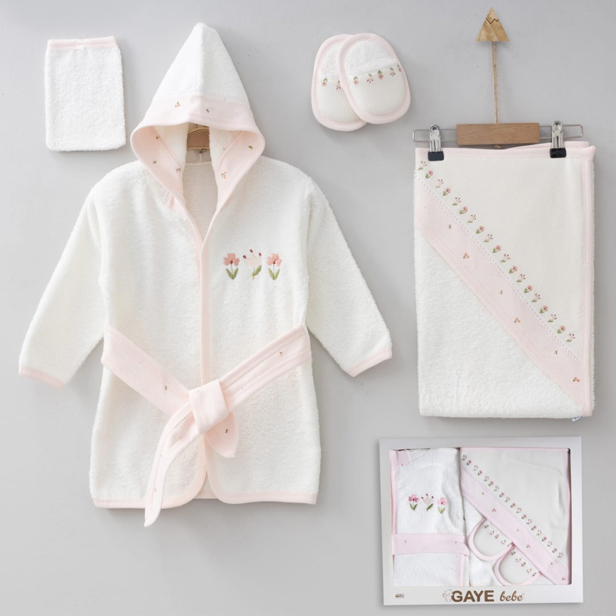 KIZ BEBEK 0-12 AY KANAVİÇE NAKIŞLI BORNOZ SET