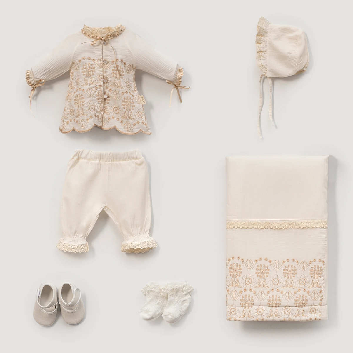 Kız Bebek 0-3 Ay Dantelli Nakışlı Kutulu 6'Lı Hastane Çıkış Seti