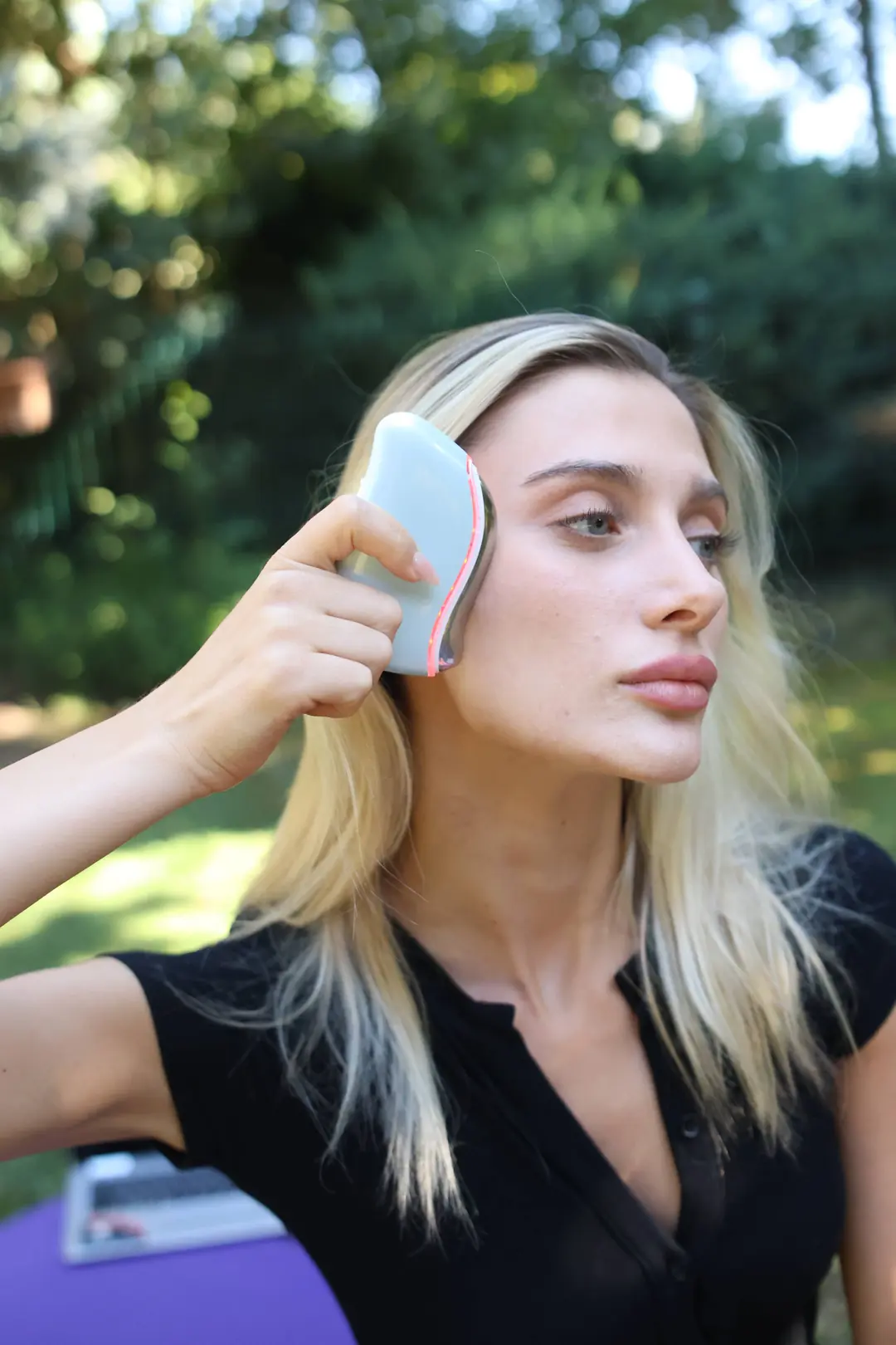 Sculpt Mini alında, bahçede