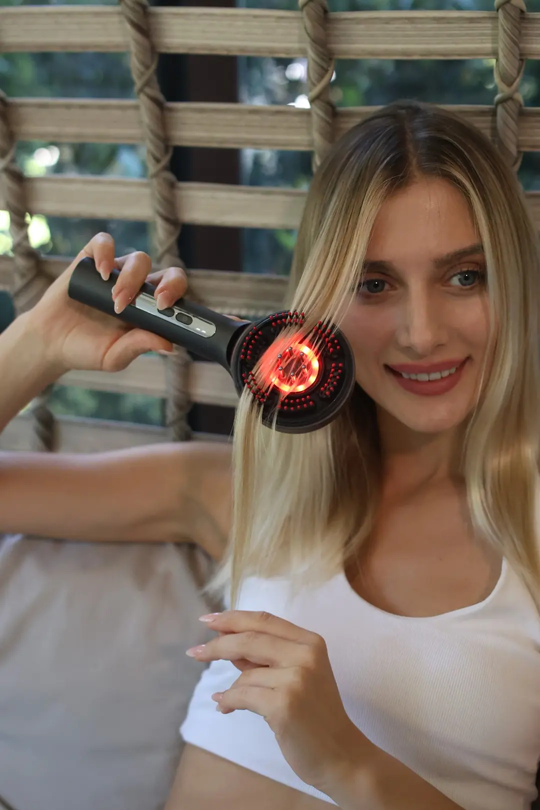 Radiance saç tarağı kırmızı ışıkta, saçta