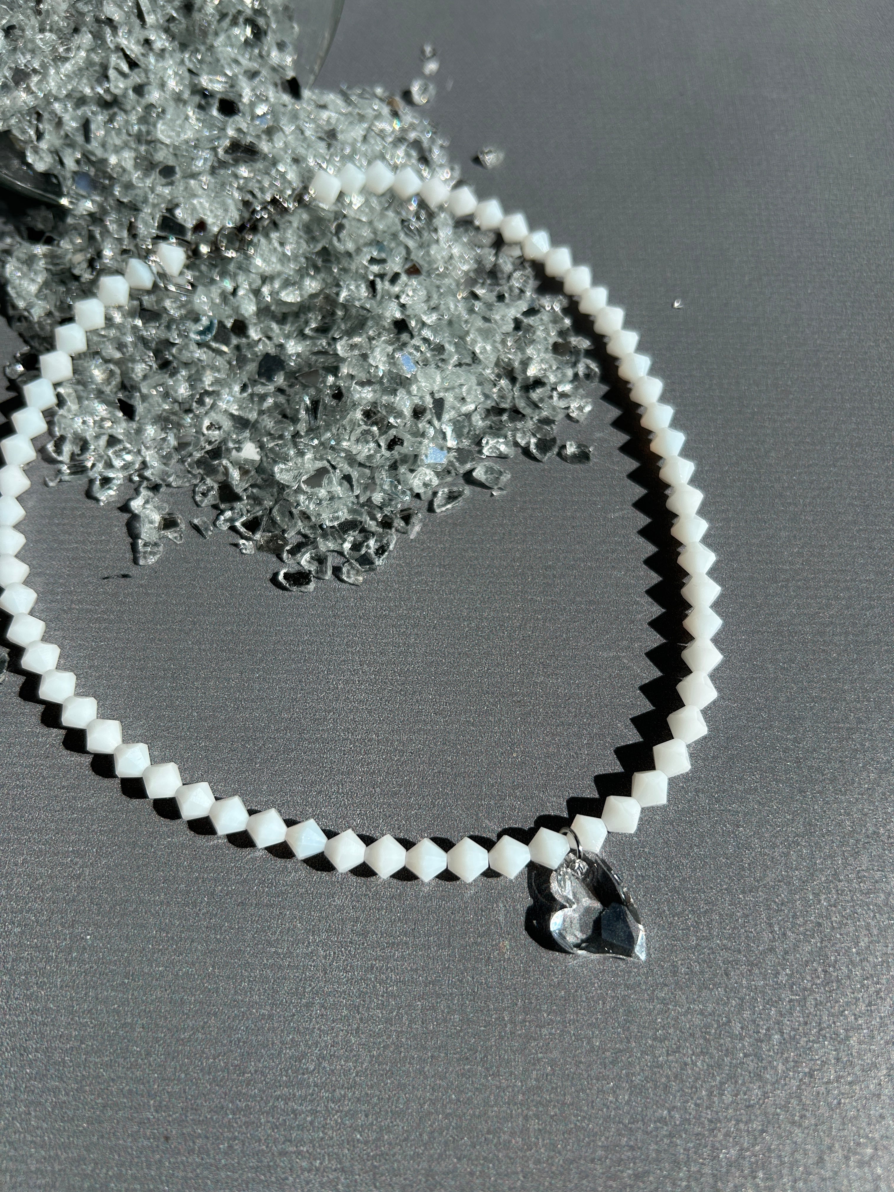 White Lotus Swarovski Kristal Boncuk Kolye
