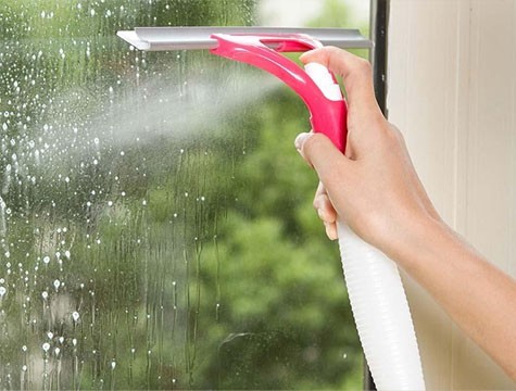 Su Hazneli Ve Spreyli Cam Silme Aparatı