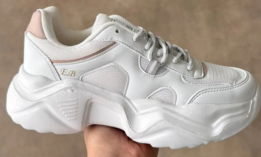 isim yazılı sneaker modern ve minimal tasarım