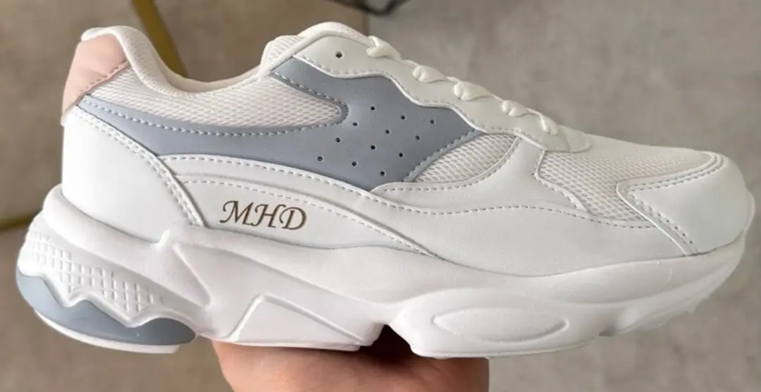 kişiselleştirilmiş beyaz sneaker üzerine isim baskı detayı