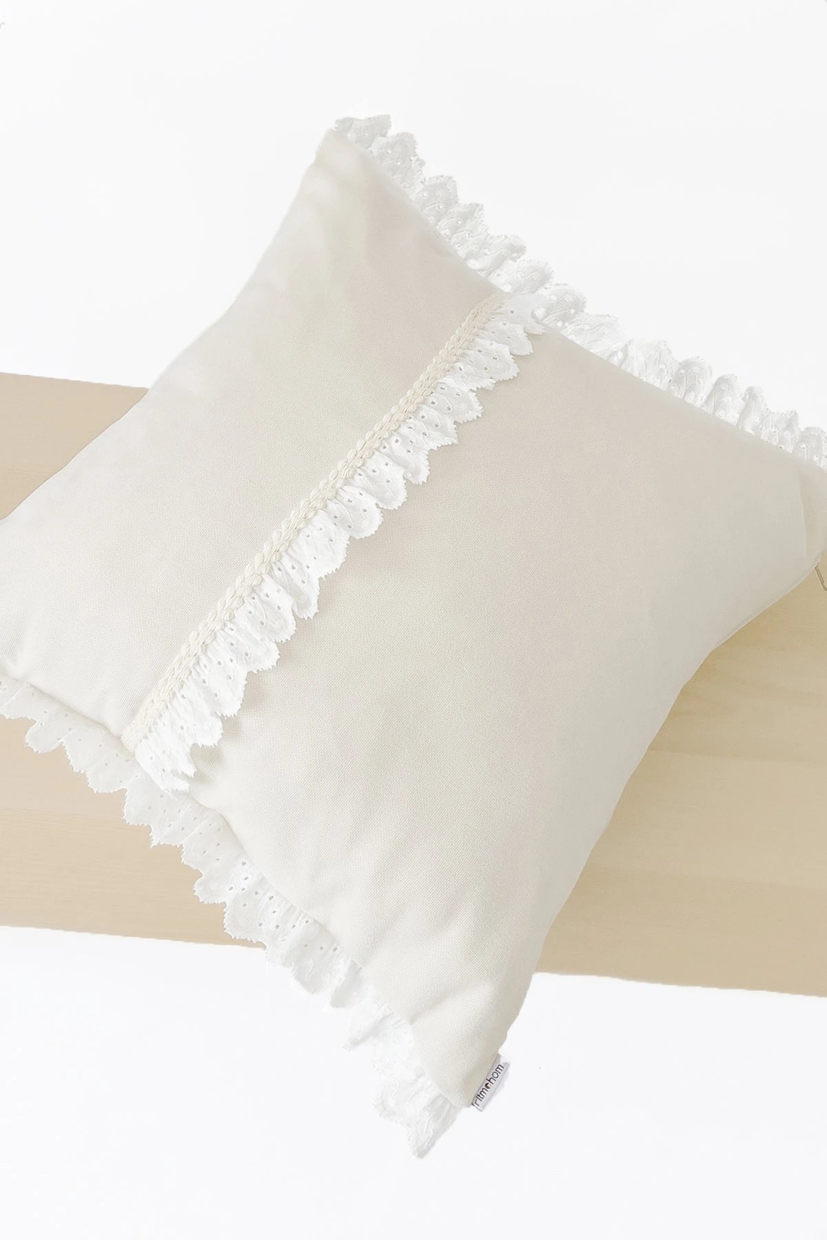 Kırlent Kılıfı Püsküllü Düz Beyaz 43x43cm