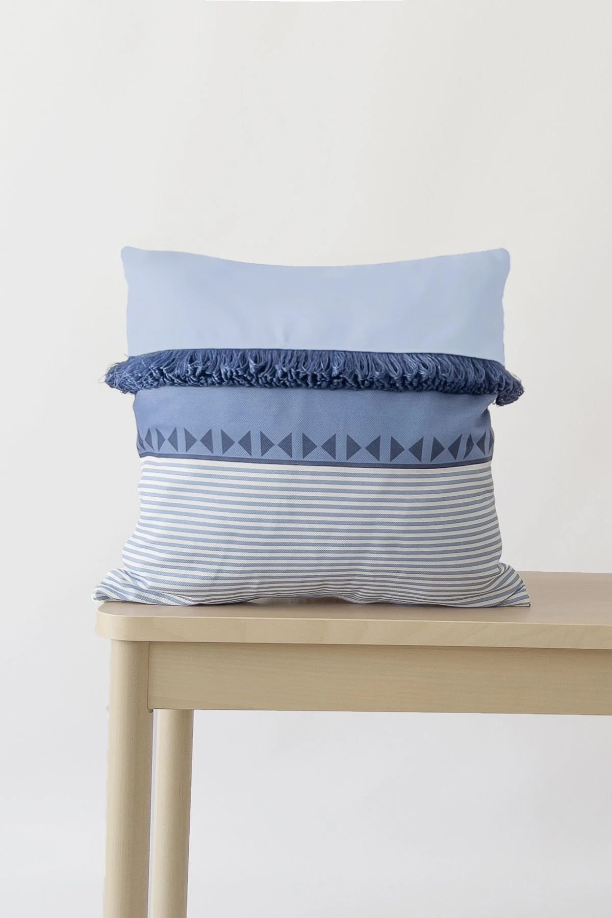 Kırlent Kılıfı Püsküllü Mavi Beyaz Desen 43x43cm