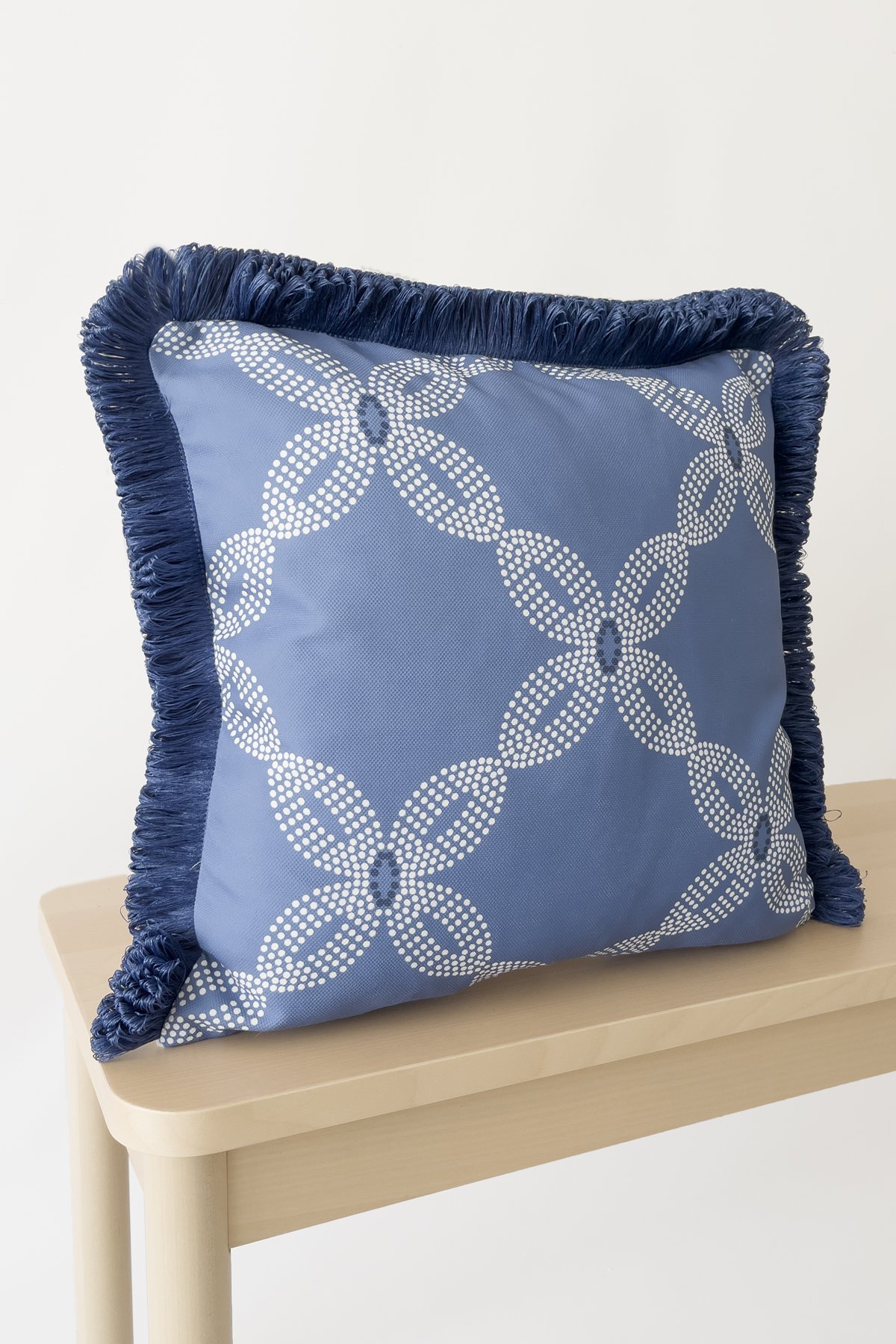 Kırlent Kılıfı Püsküllü Mavi Beyaz Desen 43x43cm