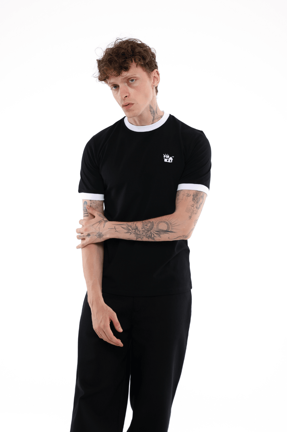 S-LINE SİYAH SLIM FIT TİŞÖRT — Minimal Nakış Detaylı Erkek (%100 Pamuk)