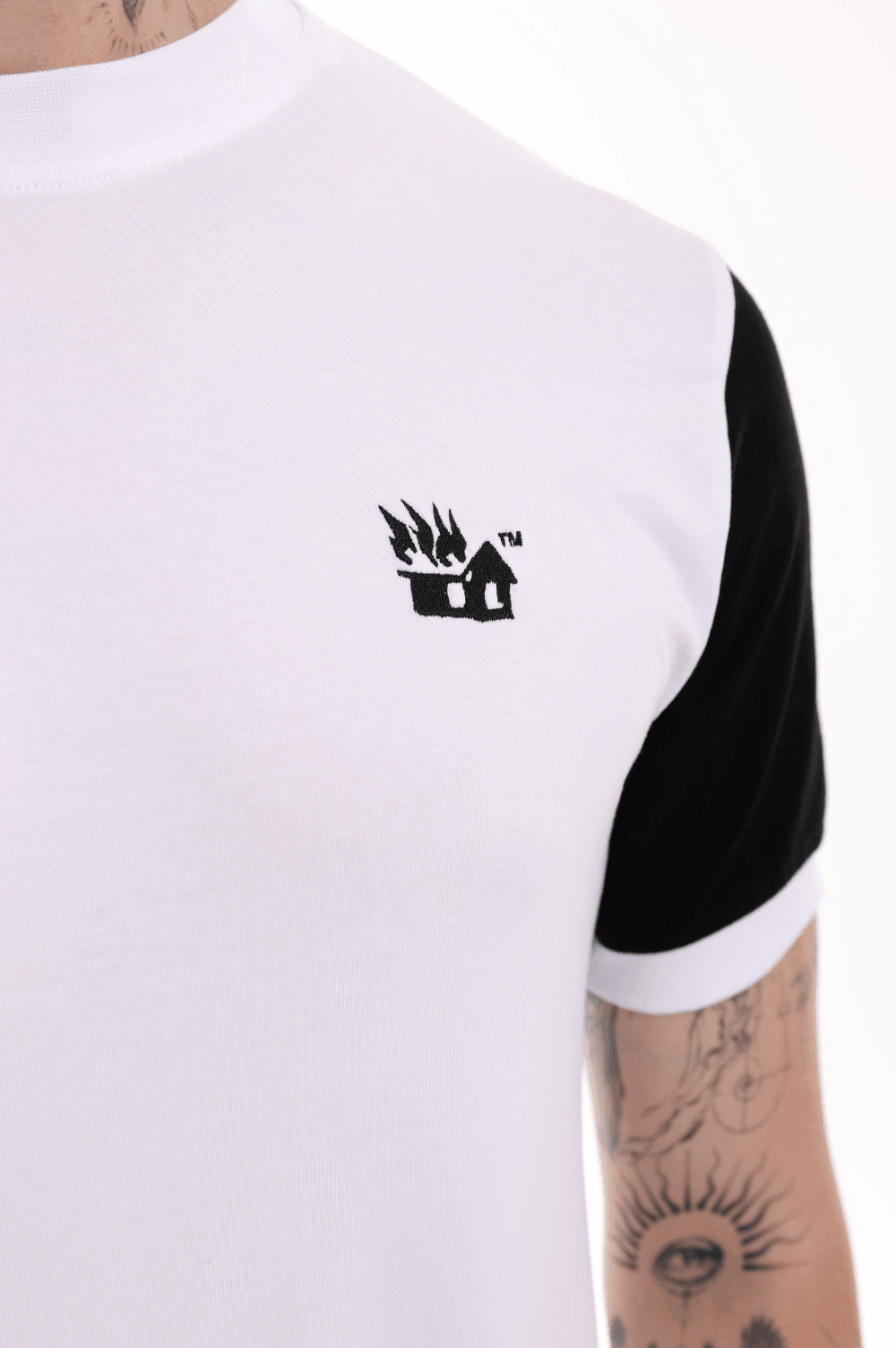 S-LINE BEYAZ SLIM FIT TİŞÖRT — Minimal Nakış Detaylı Erkek (%100 Pamuk)